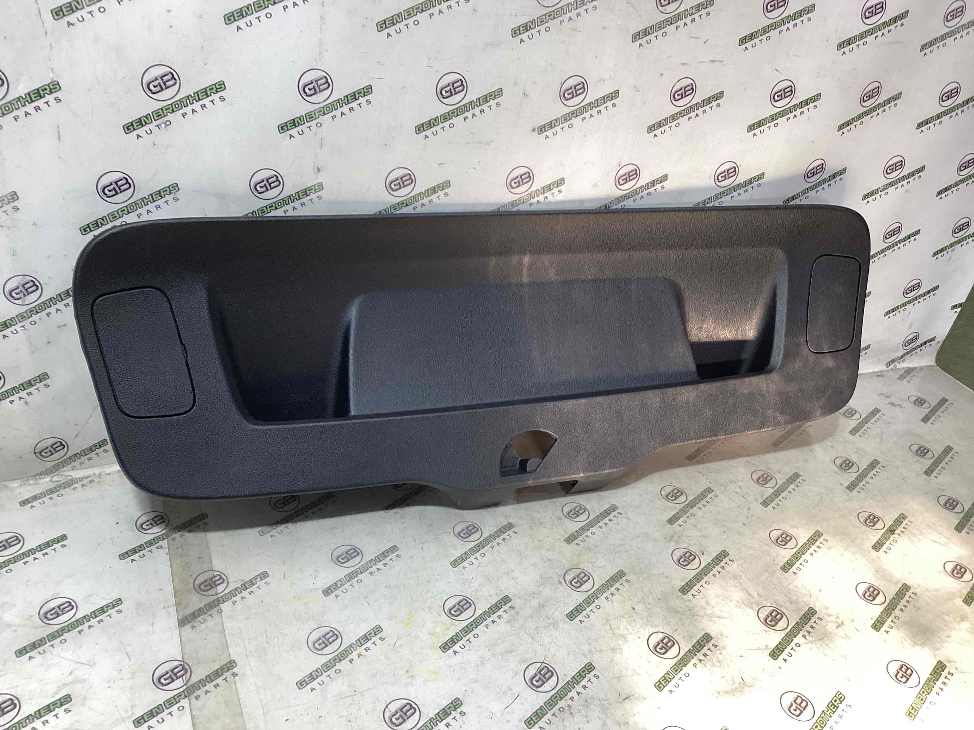 Обшивка кришки багажника