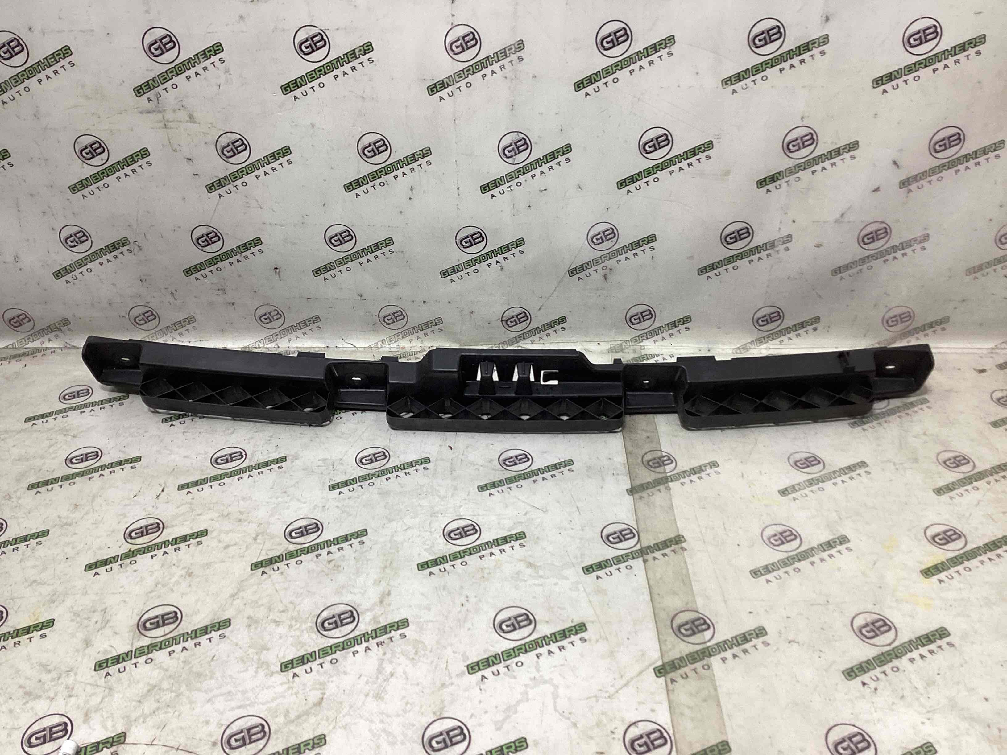 Кріплення заднього бампера центральне