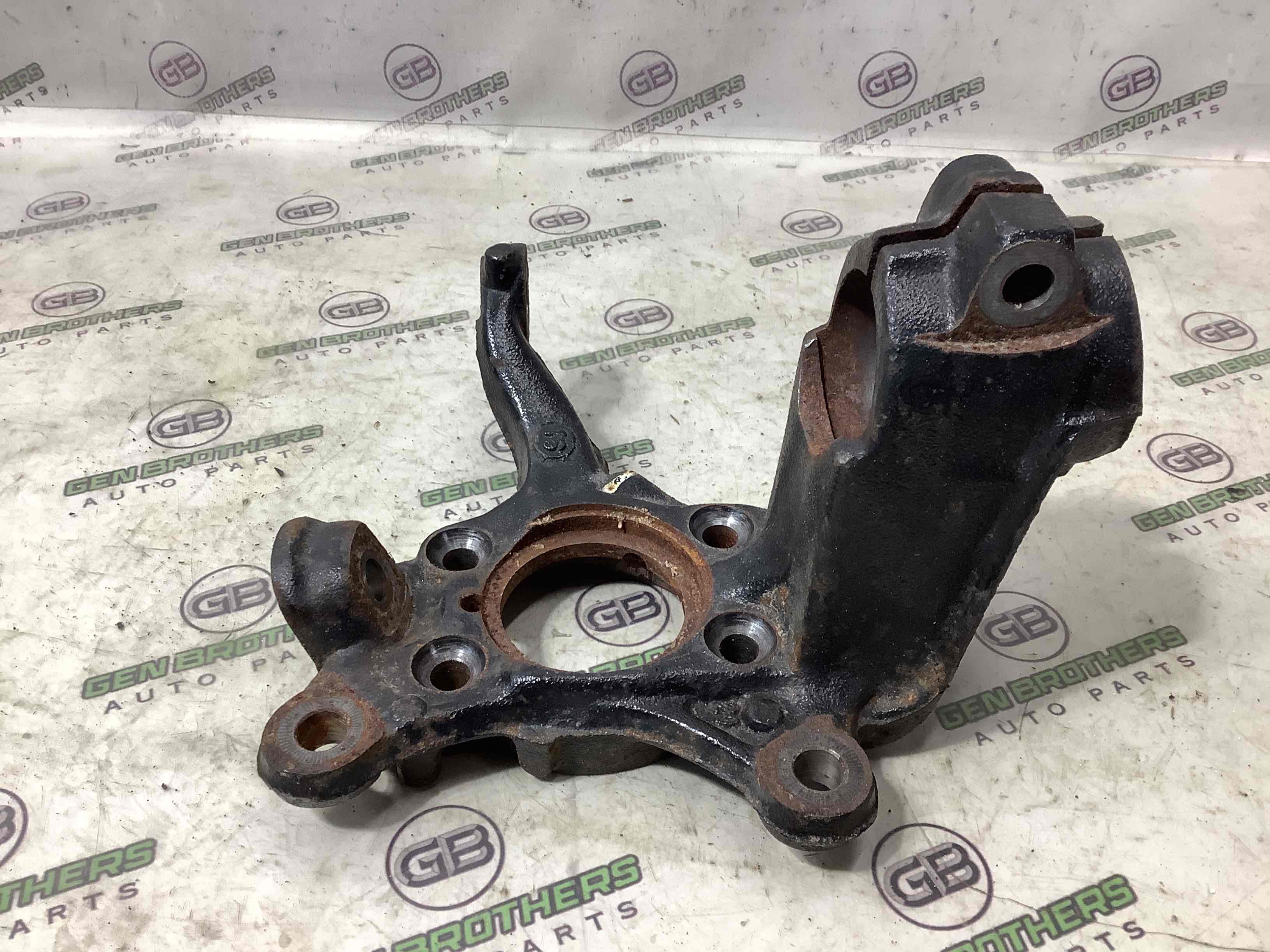 Кулак поворотний лівий