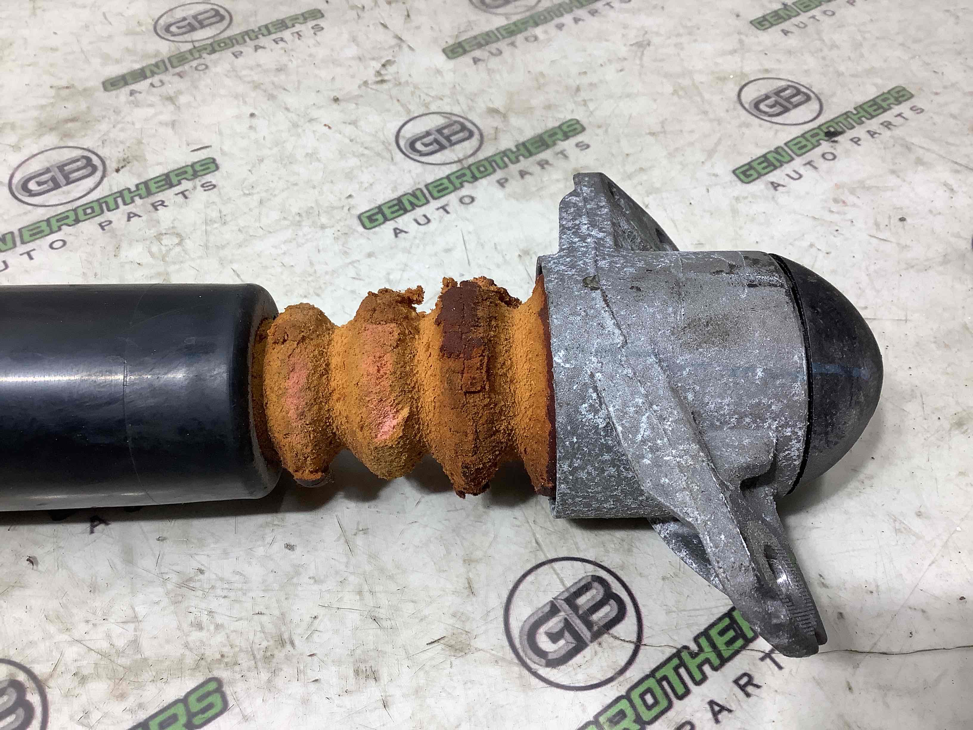 Амортизатор задній правий