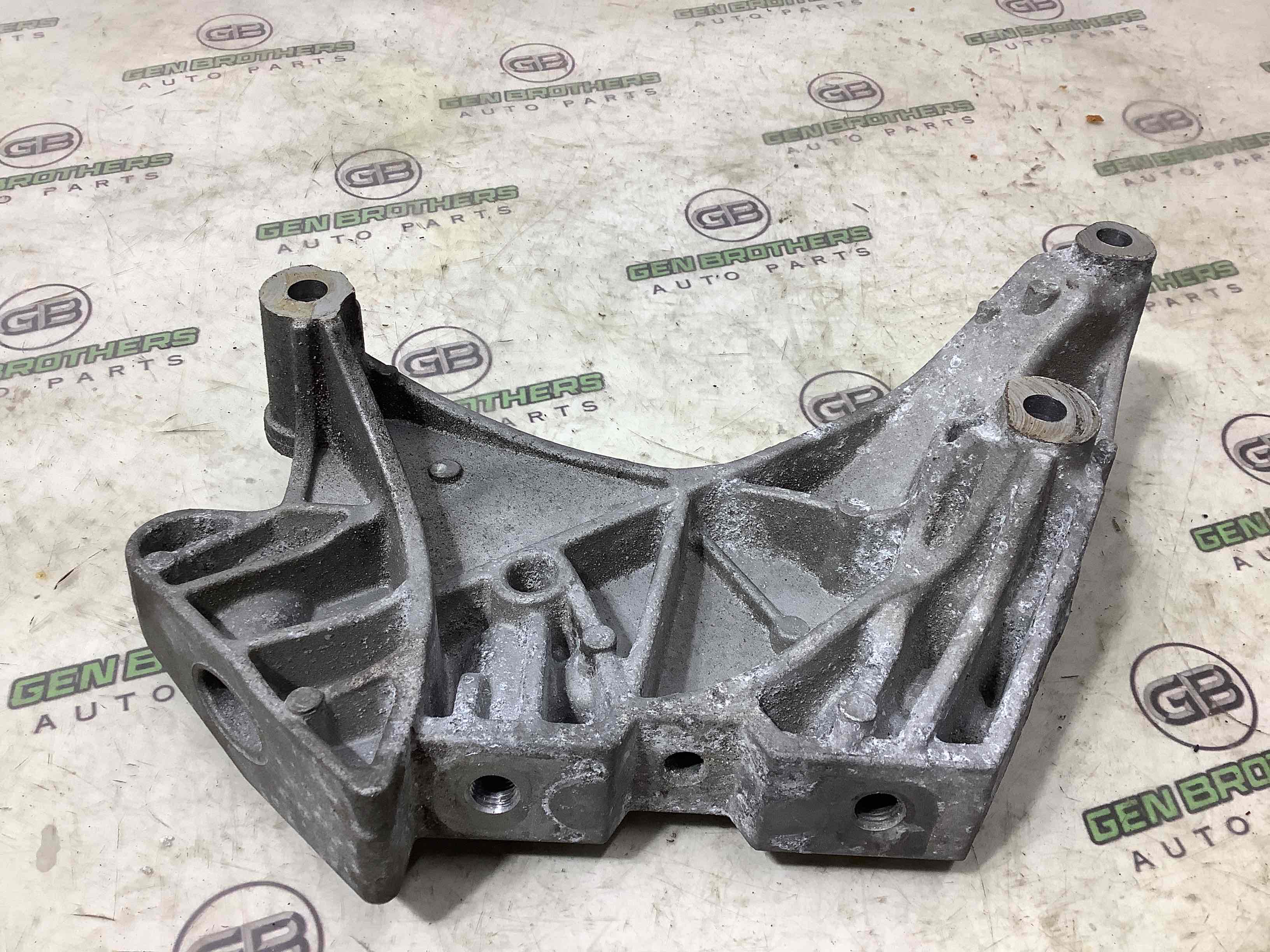 Кронштейн двигуна