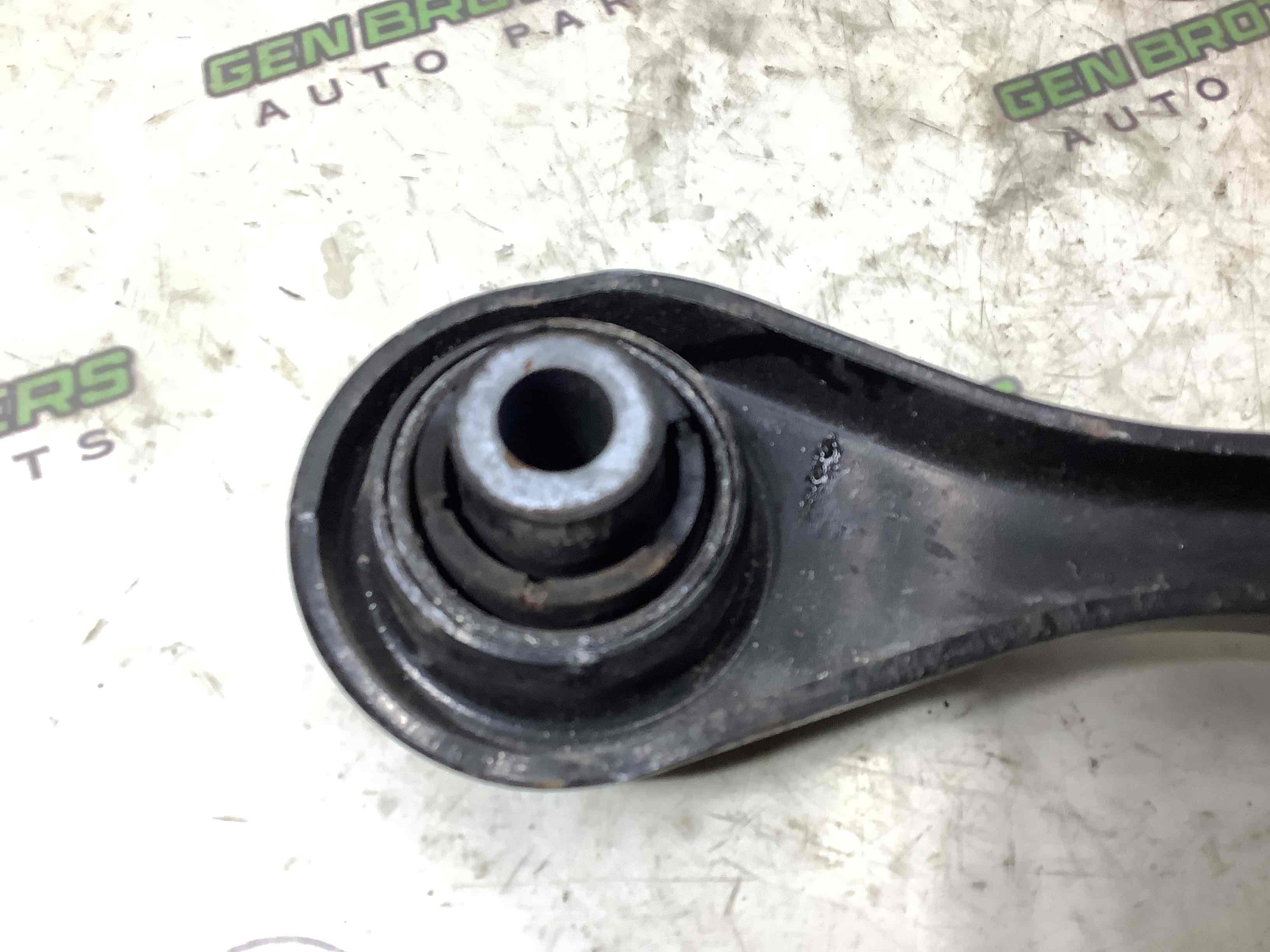 Важіль задній правий