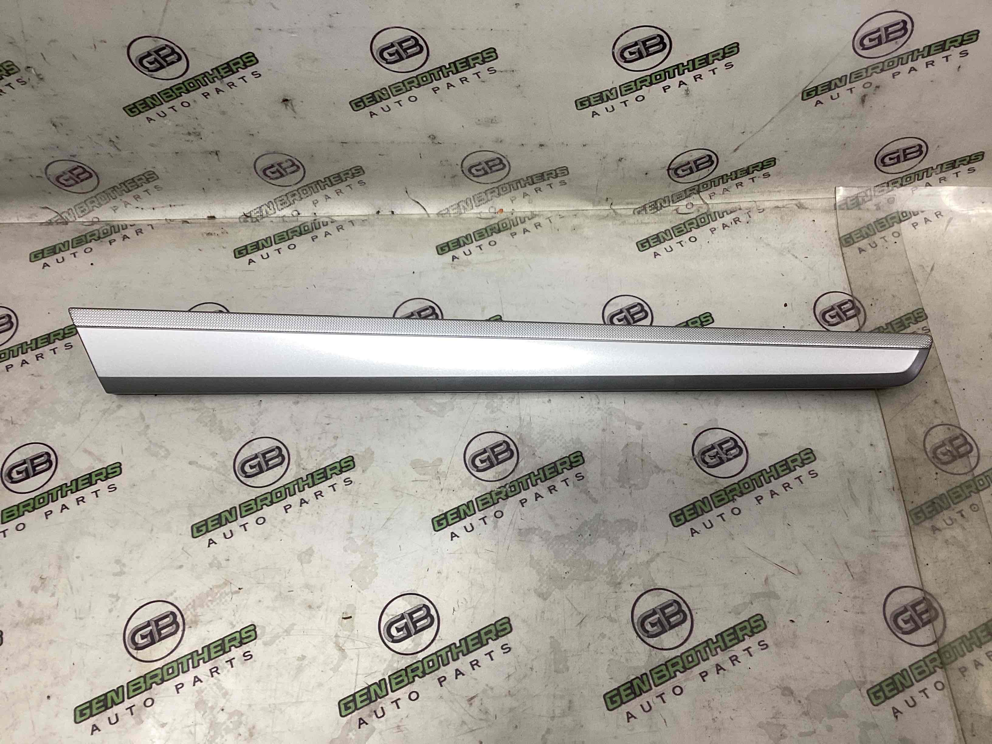 Обшивка панелі приладів торпедо