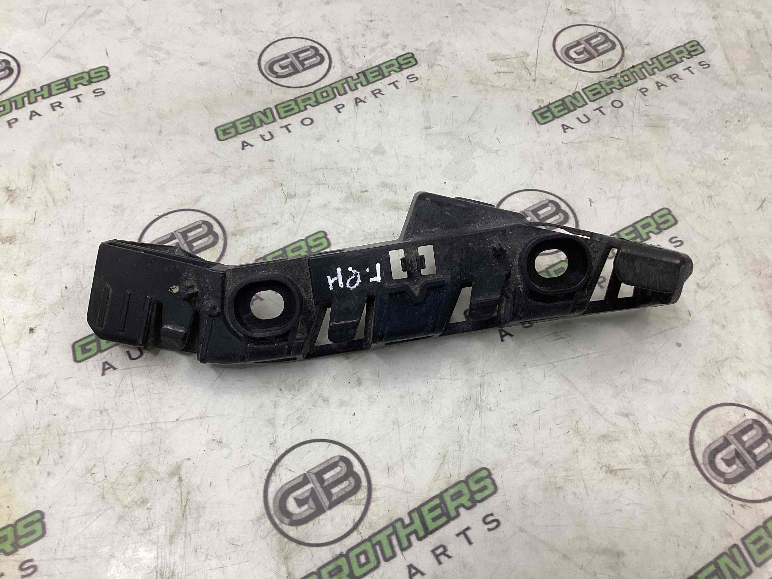 Кріплення переднього бампера праве