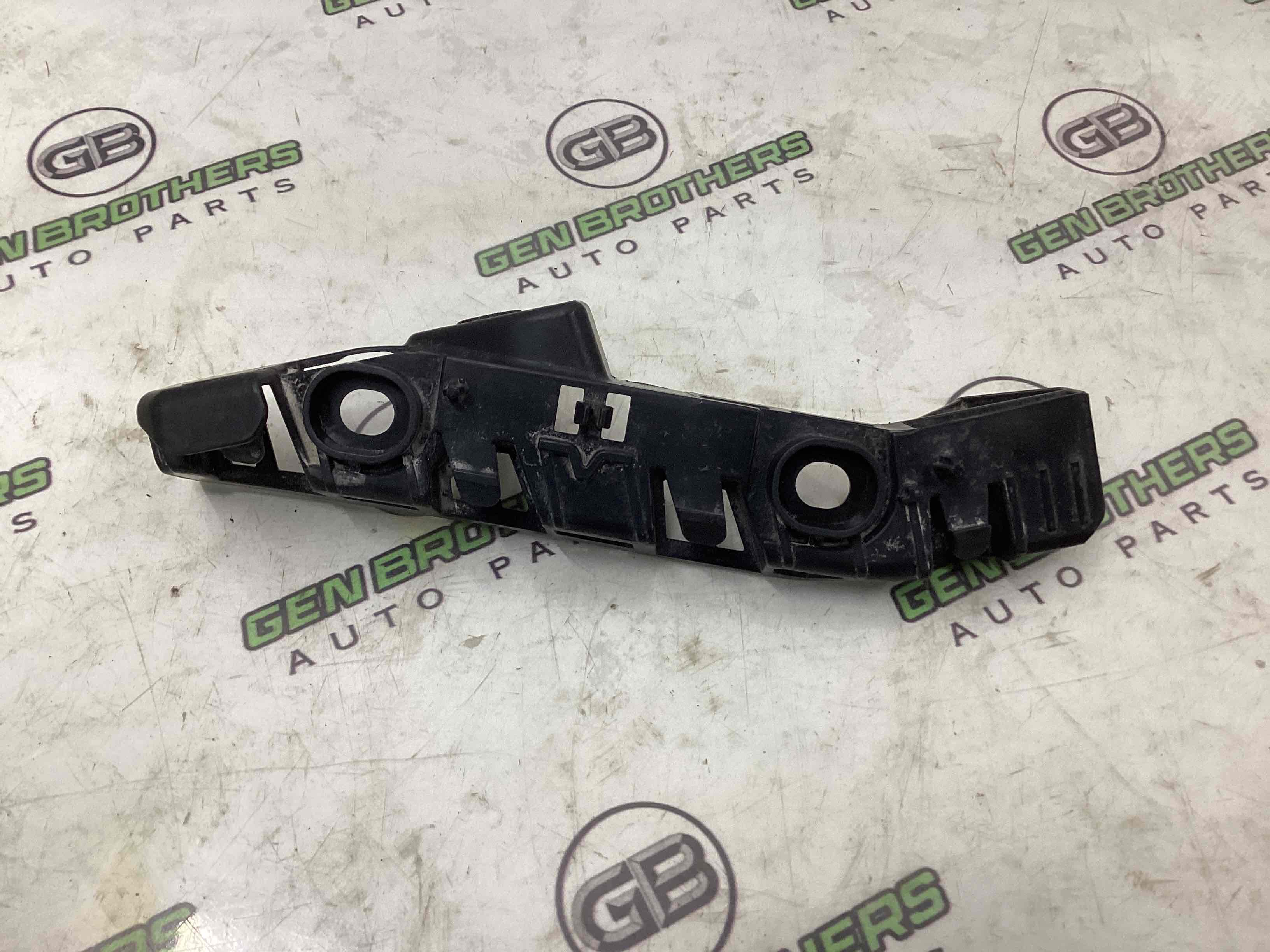 Кріплення переднього бампера ліве