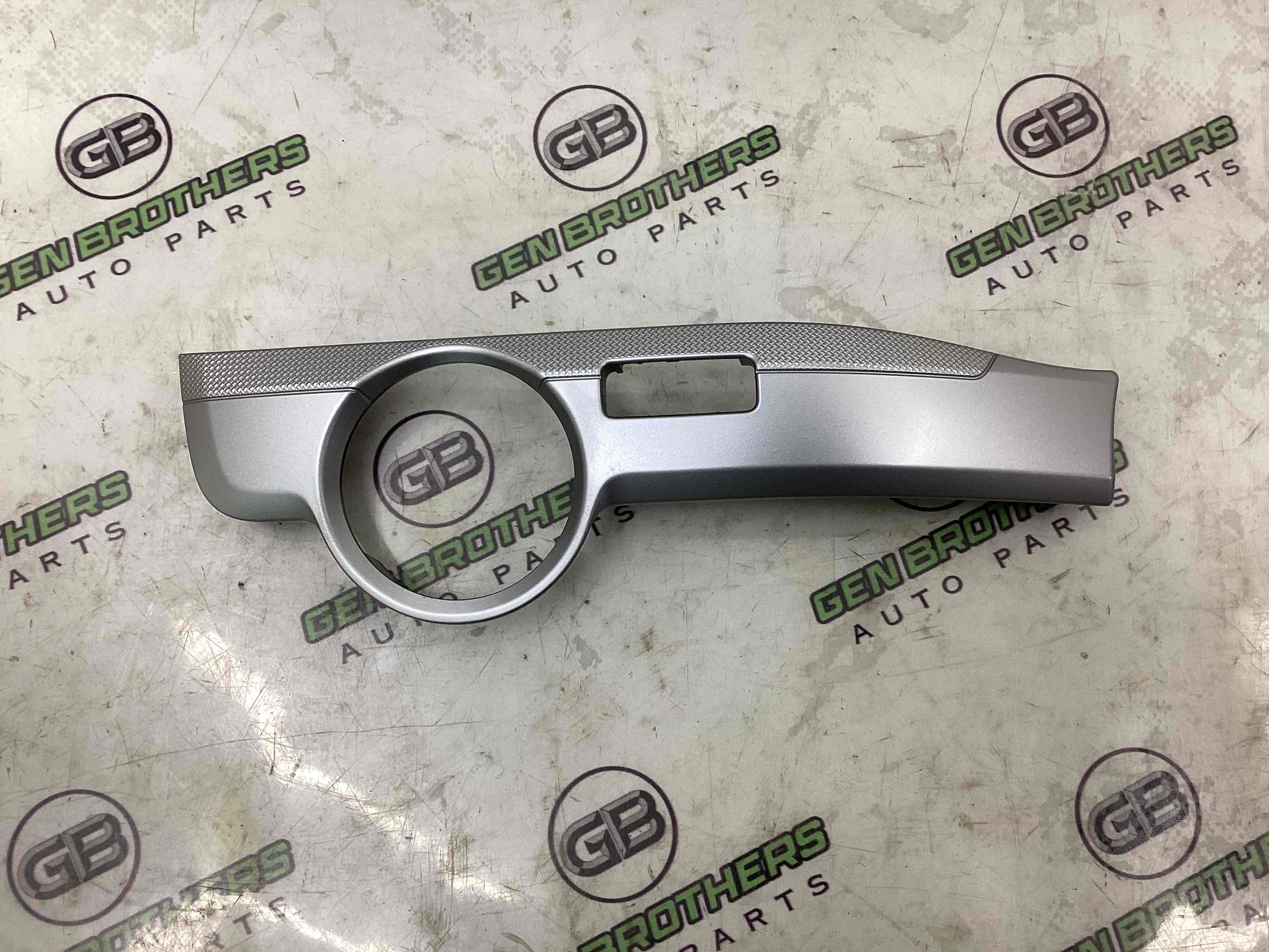 Обшивка панелі приладів торпедо