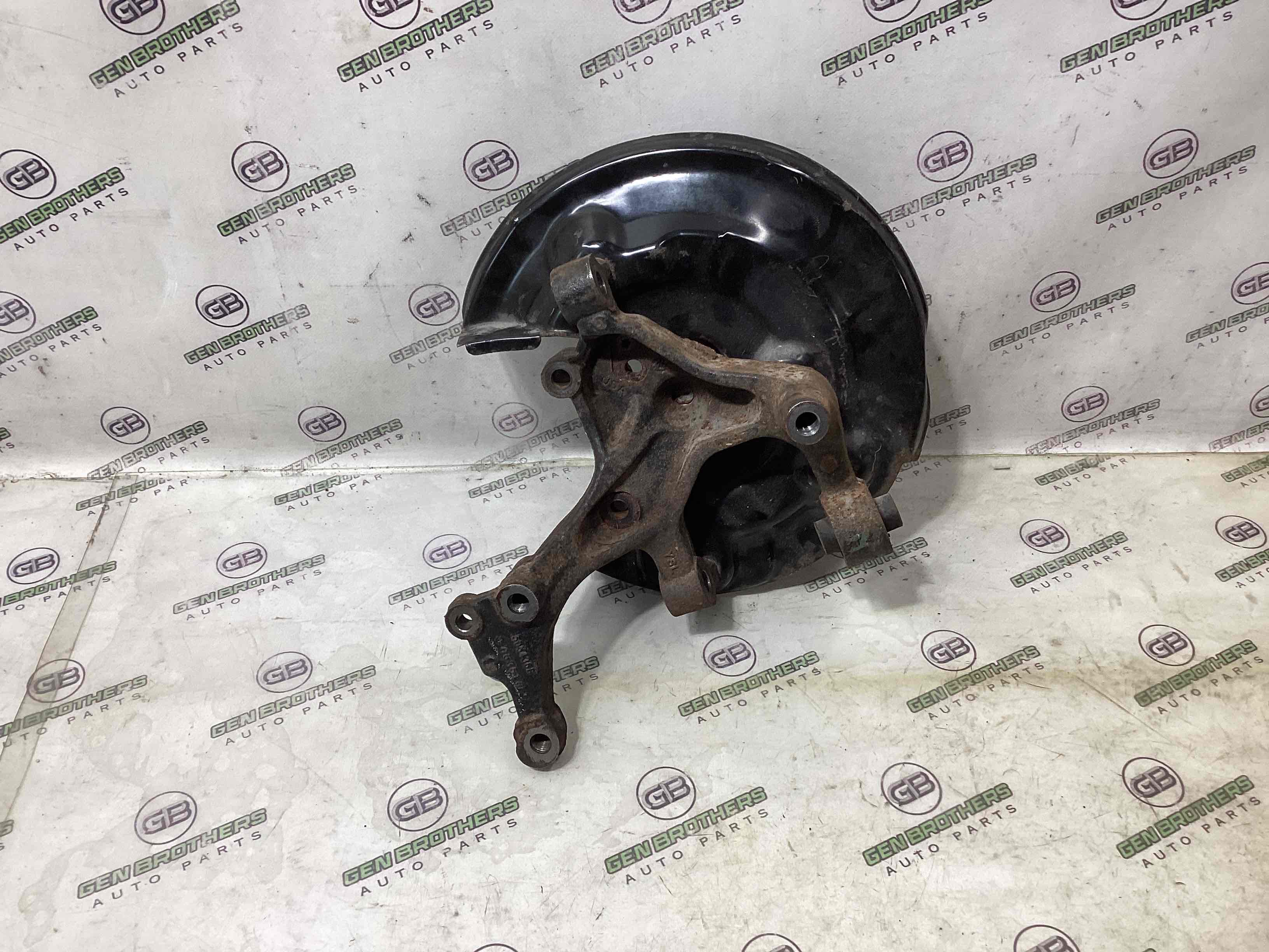 Кулак задній правий