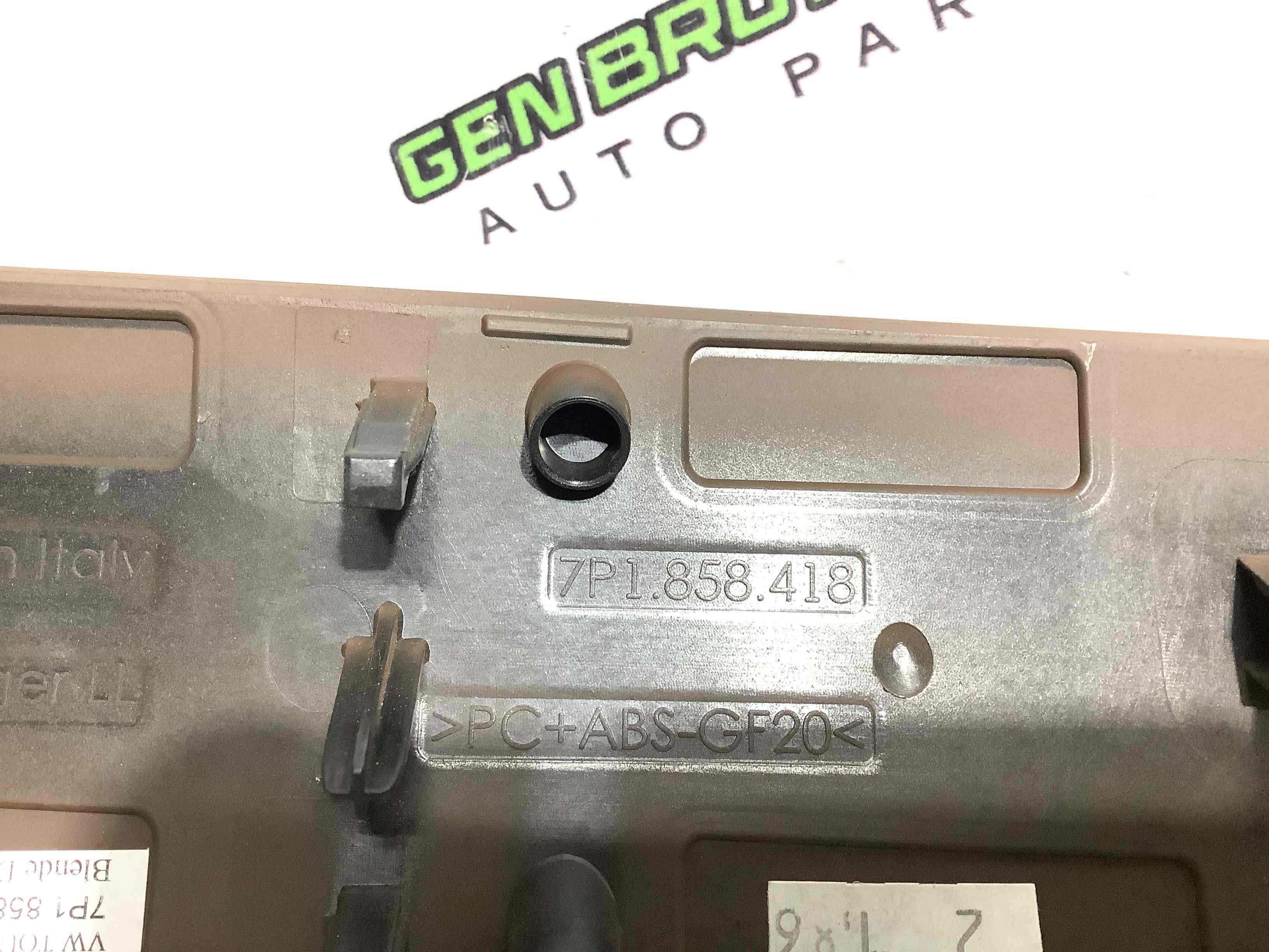 Обшивка панелі приладів торпедо