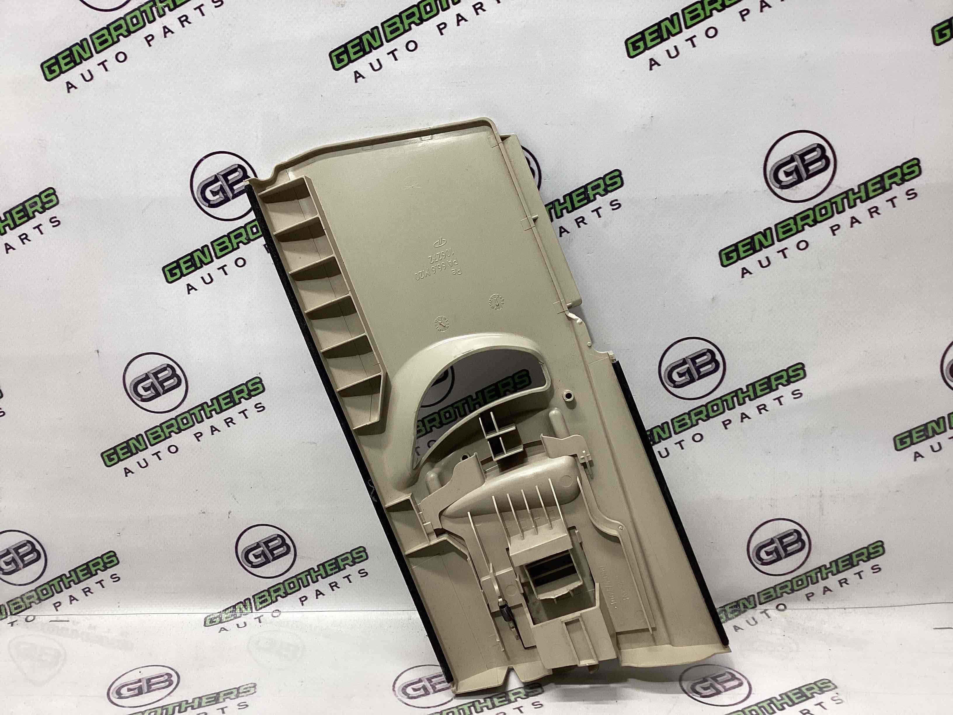 Обшивка центральної стійки права