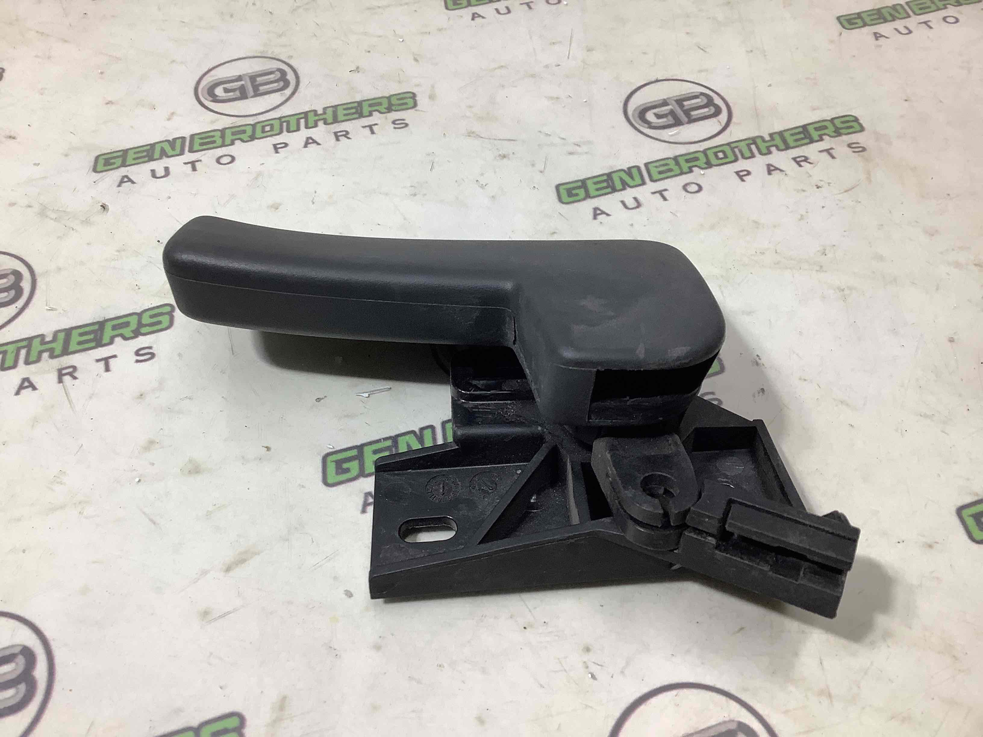 Ручка відкривання капота