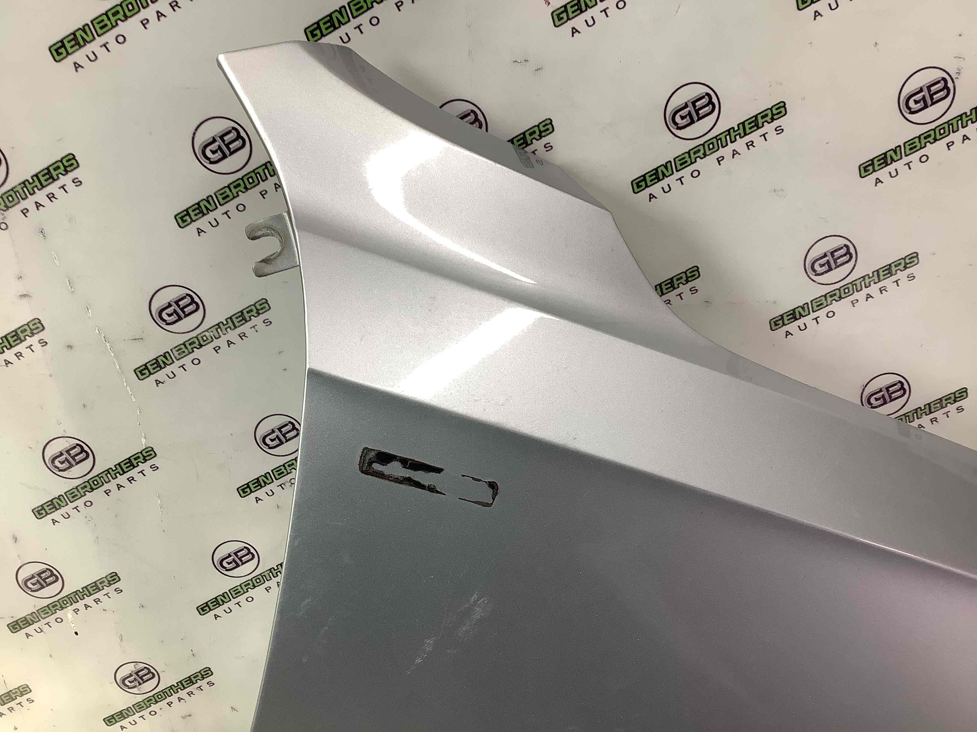 Крило переднє праве