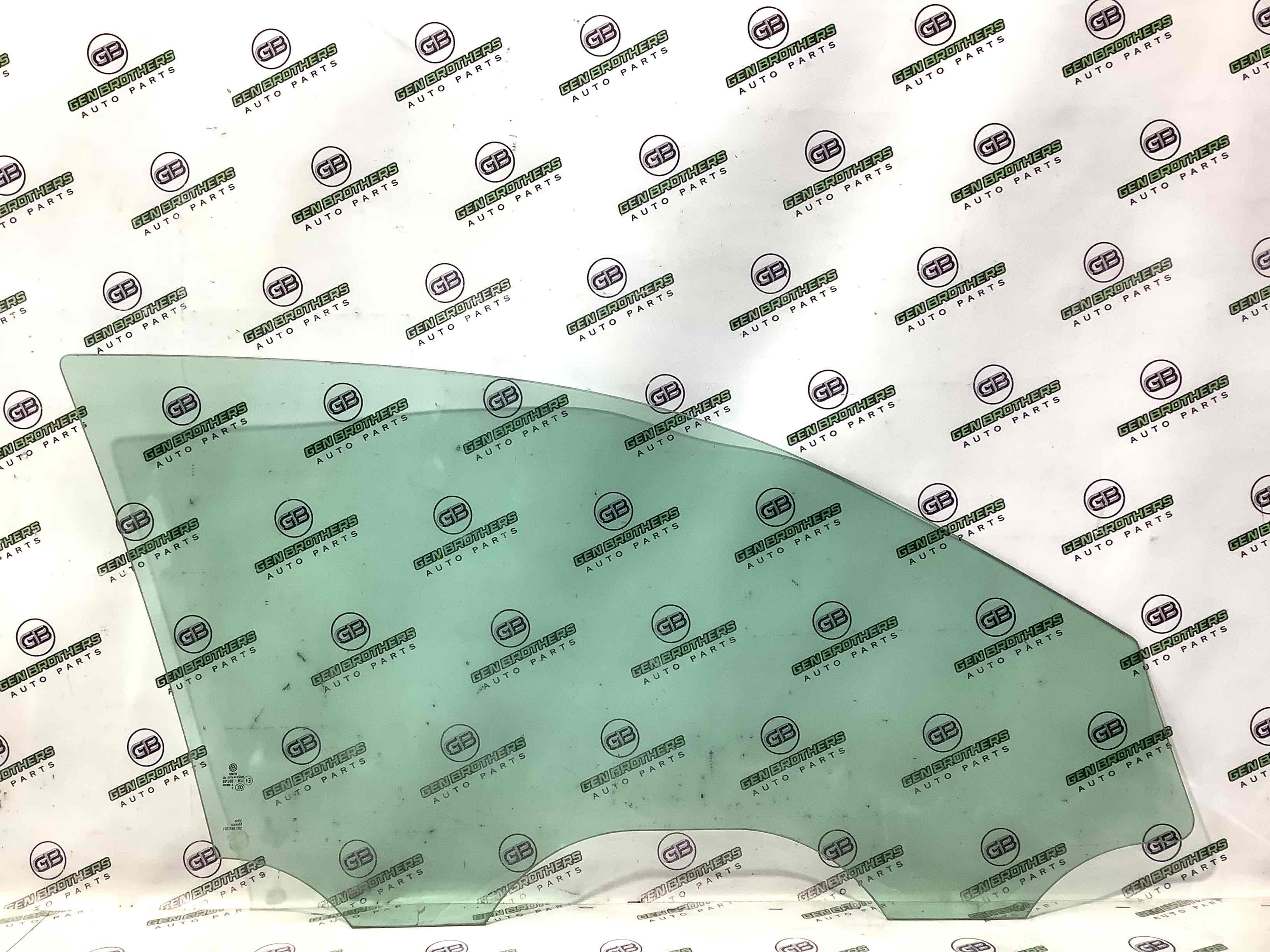 Скло переднє ліве