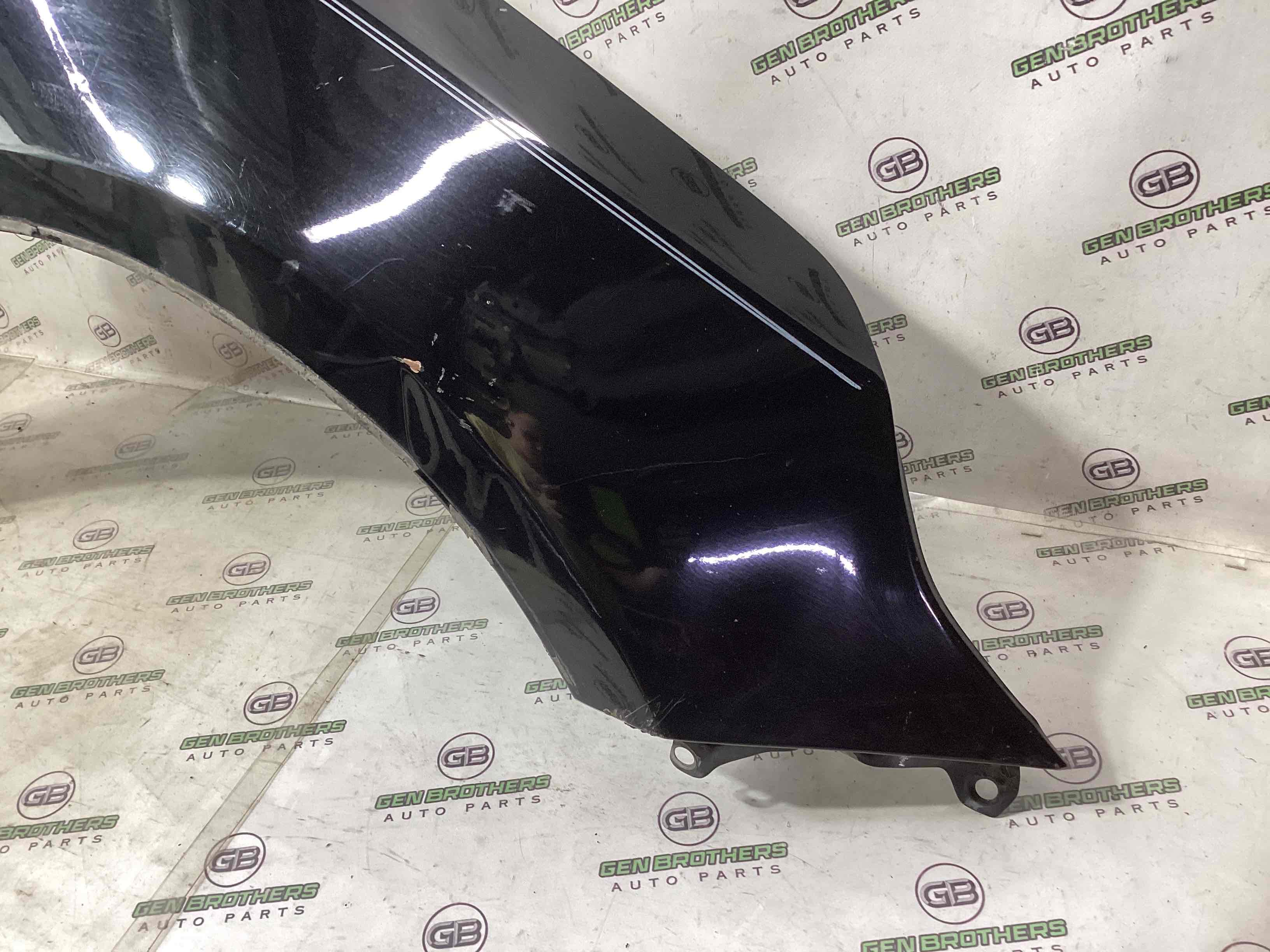 Крыло переднее правое