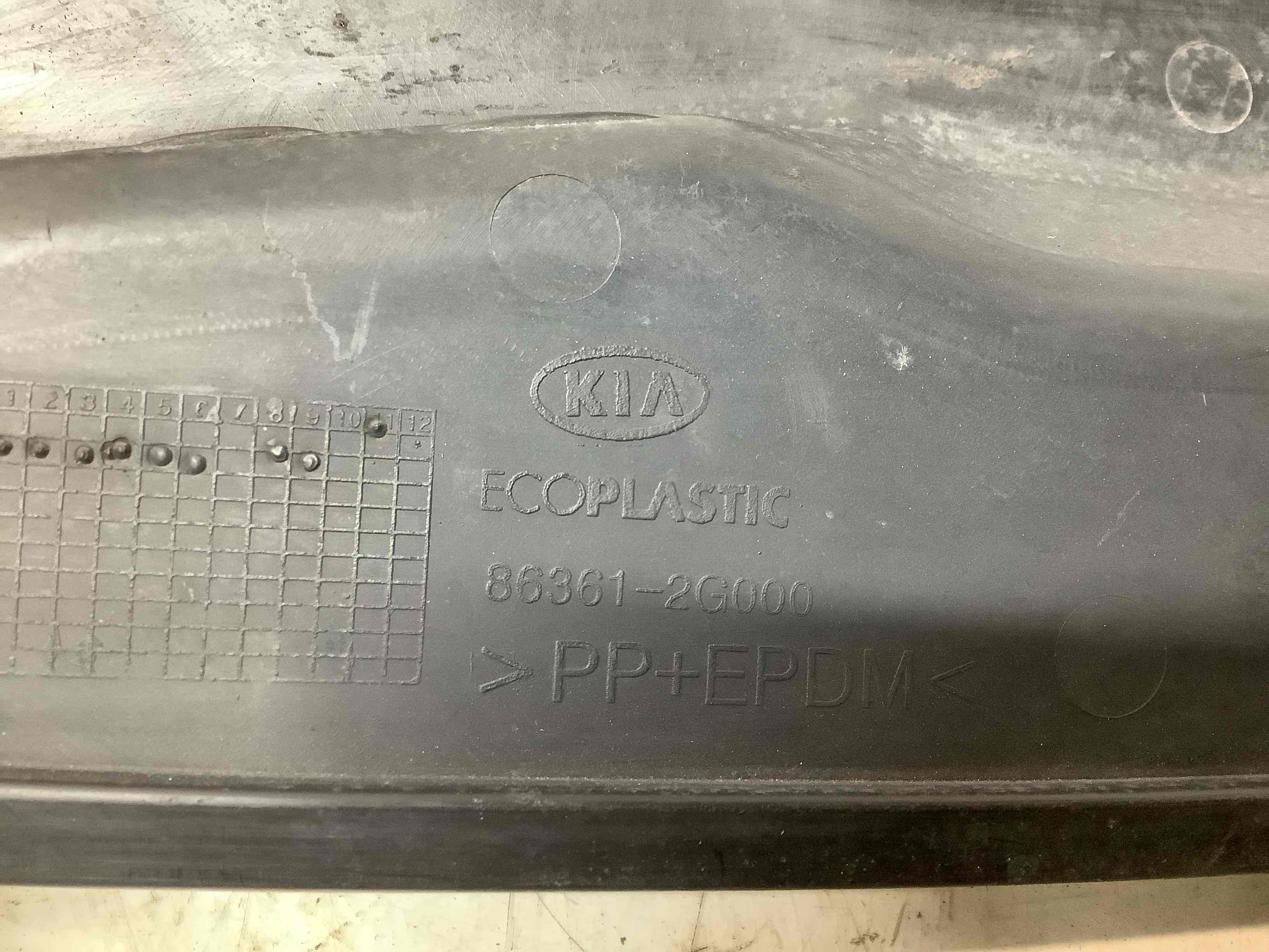 Пластик моторного відсіку