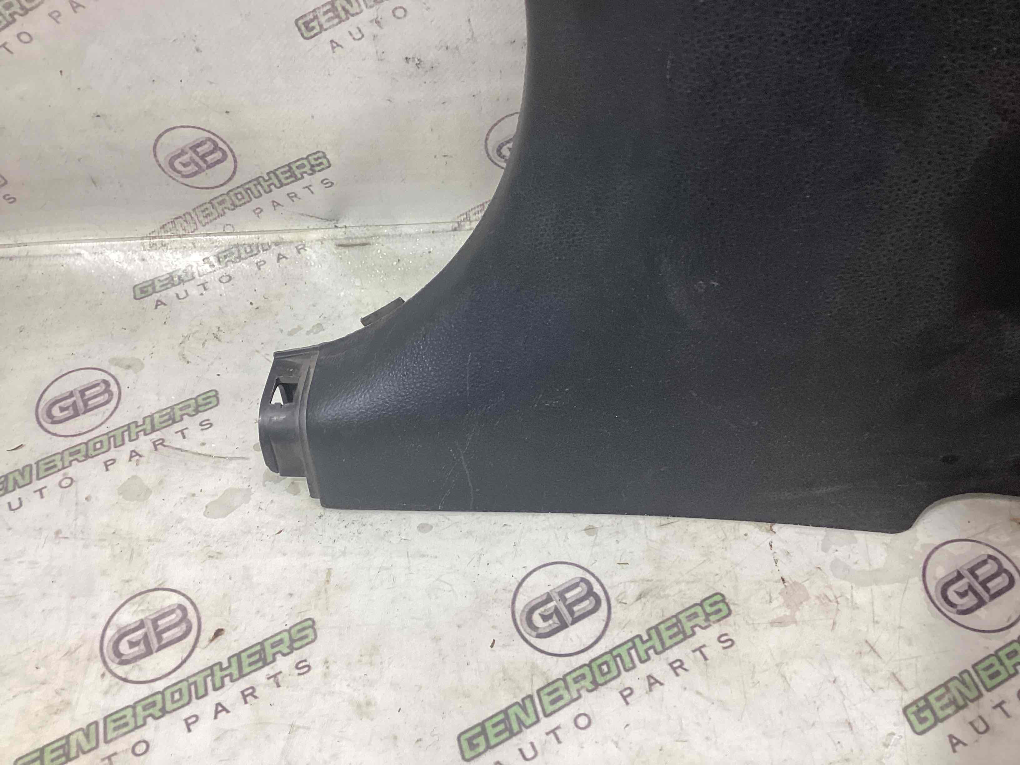 Обшивка центральної стійки права