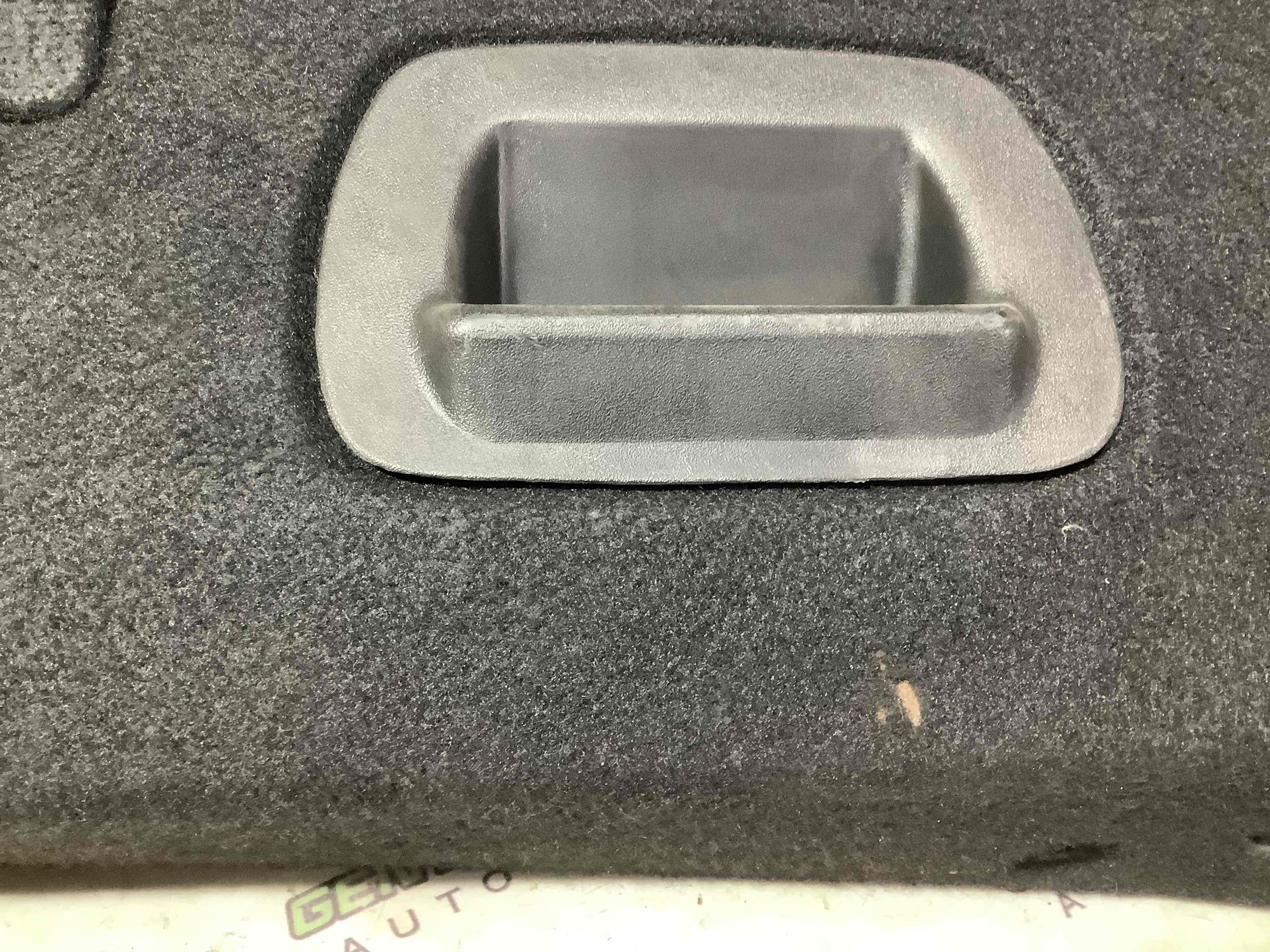 Елементи оздоблення багажника