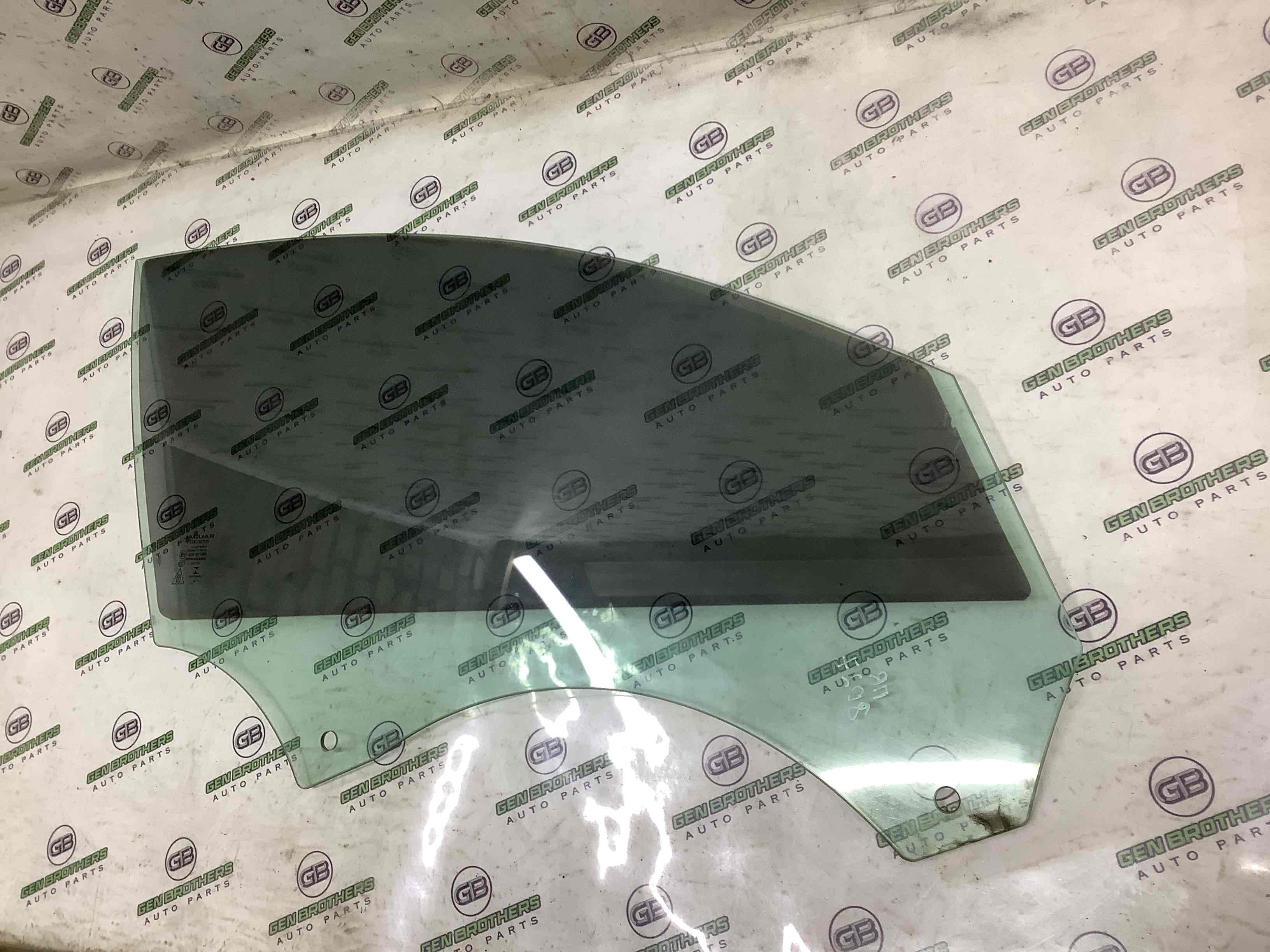 Скло переднє праве