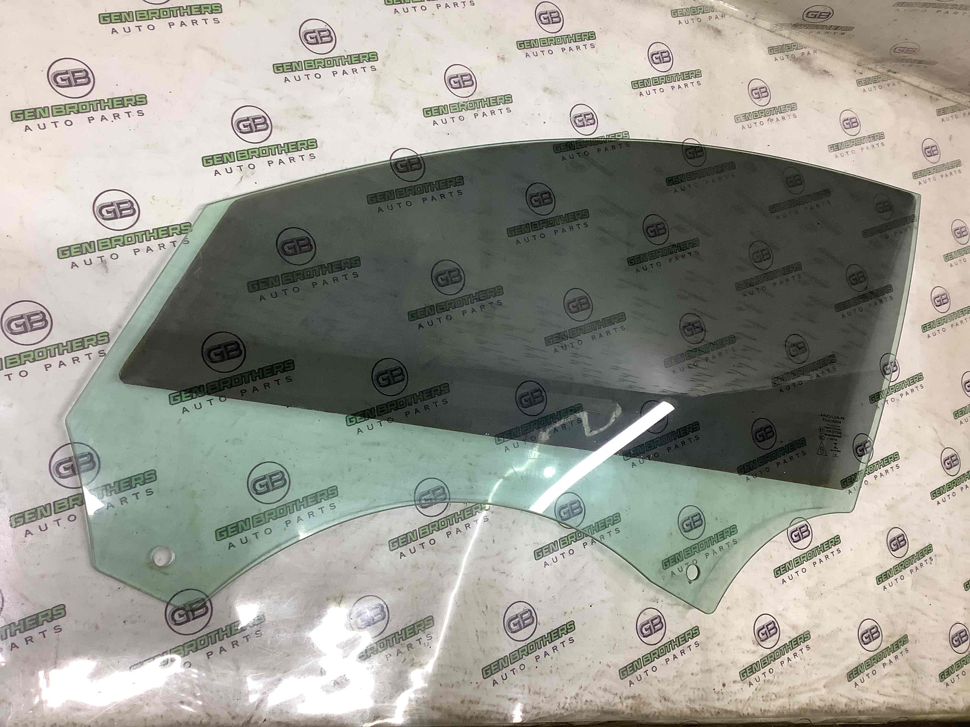 Скло переднє ліве