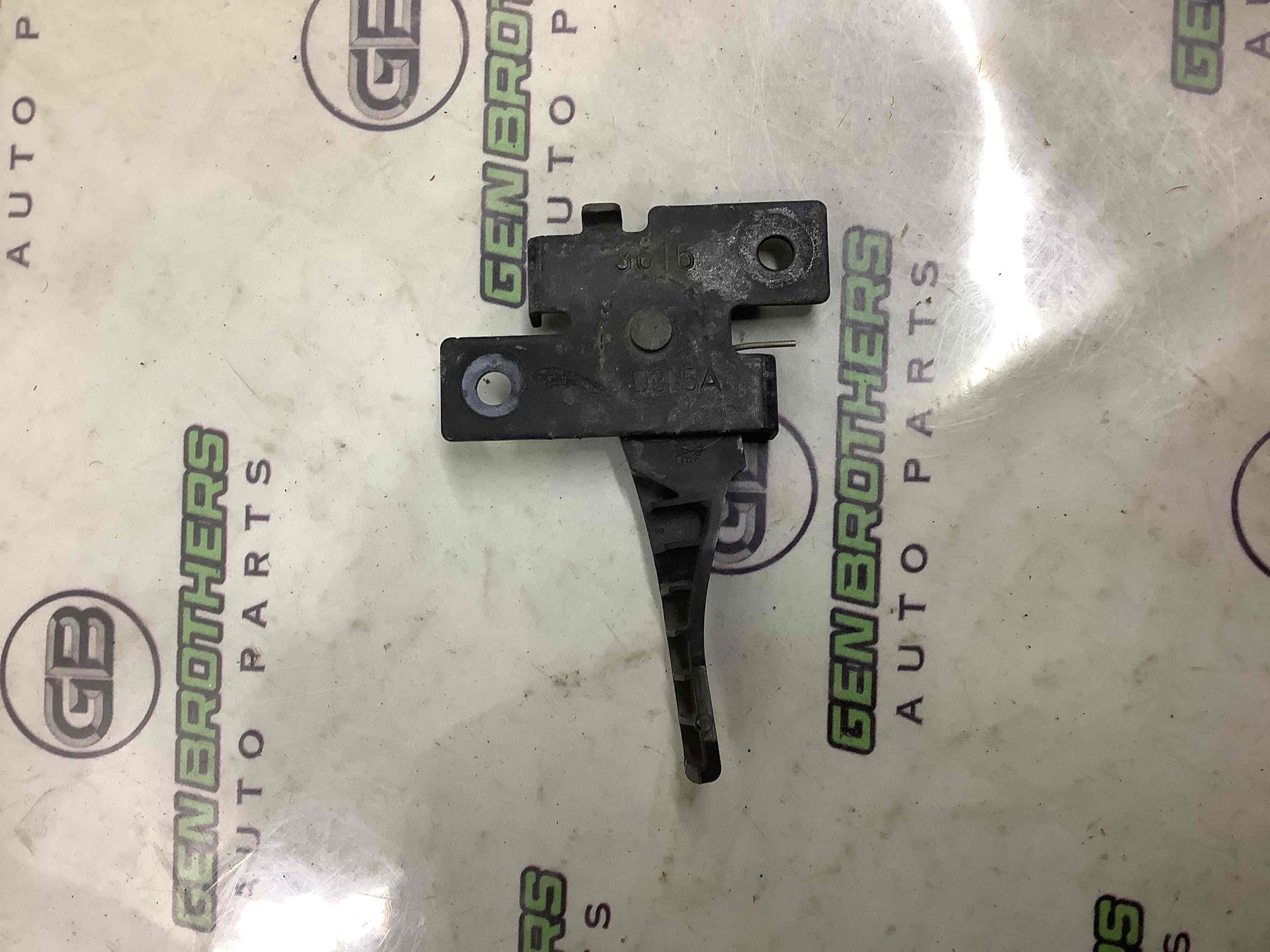 Ручка відкривання капота