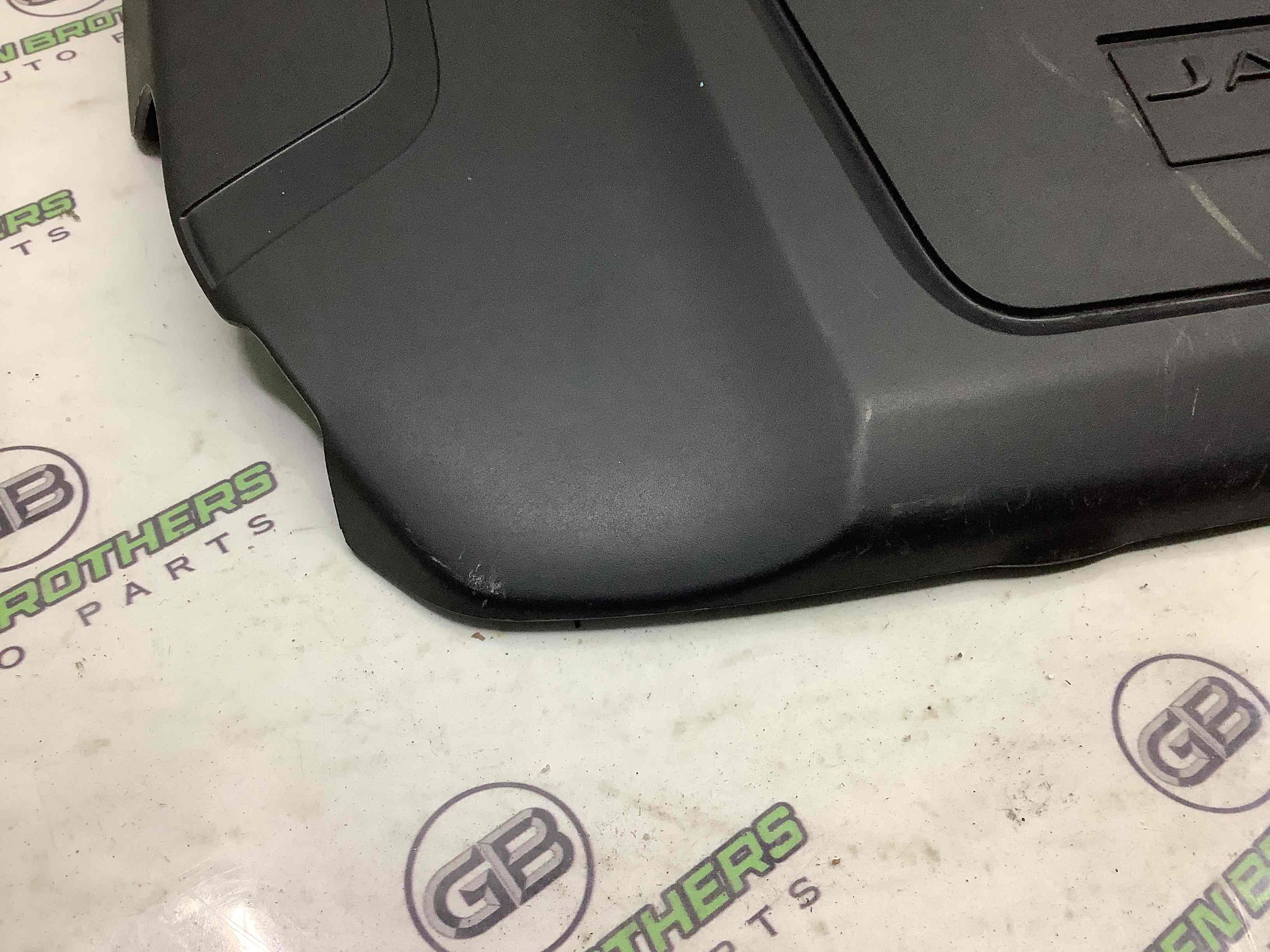 Кришка двигуна декоративна