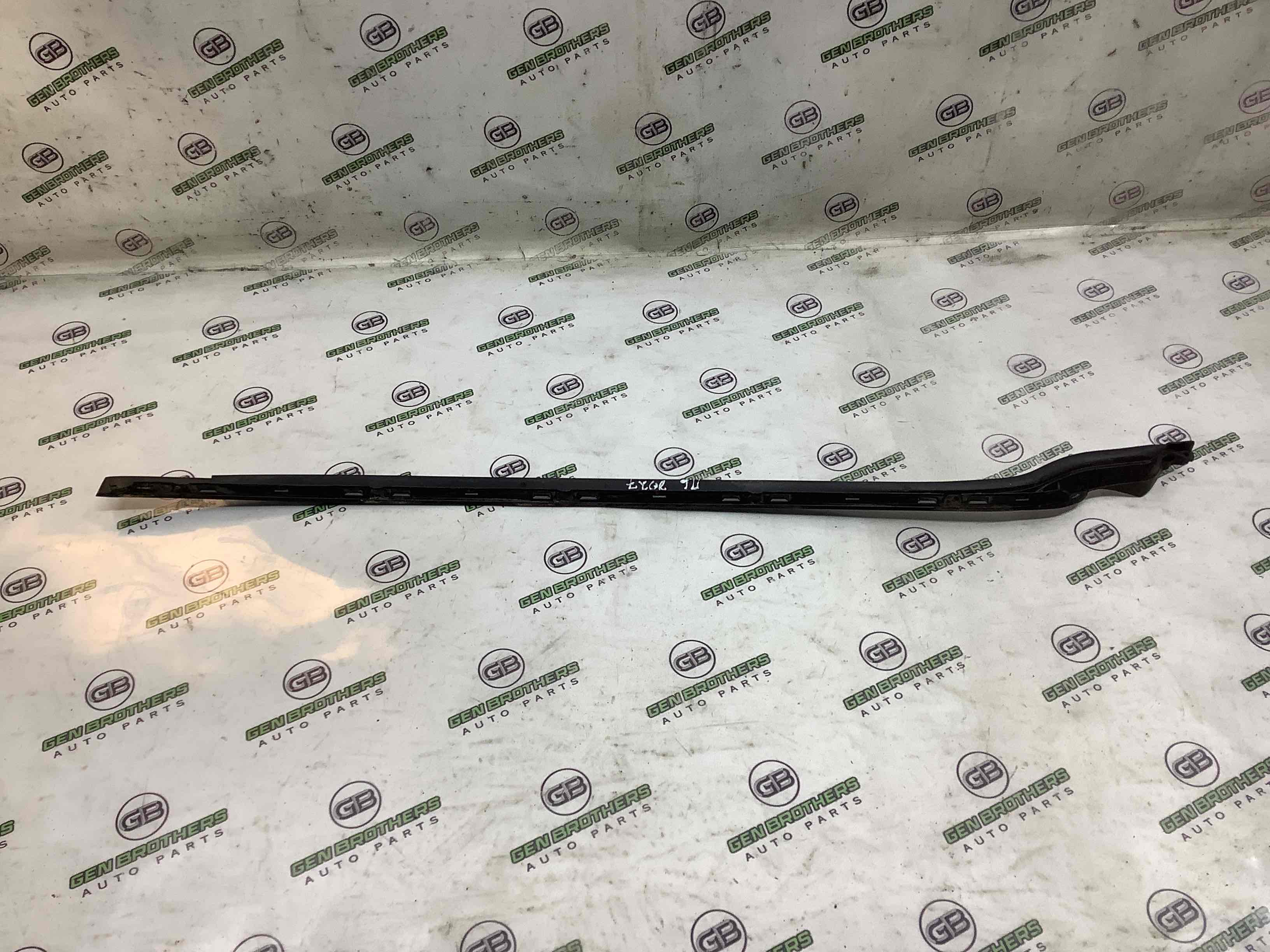 Молдинг лобового скла