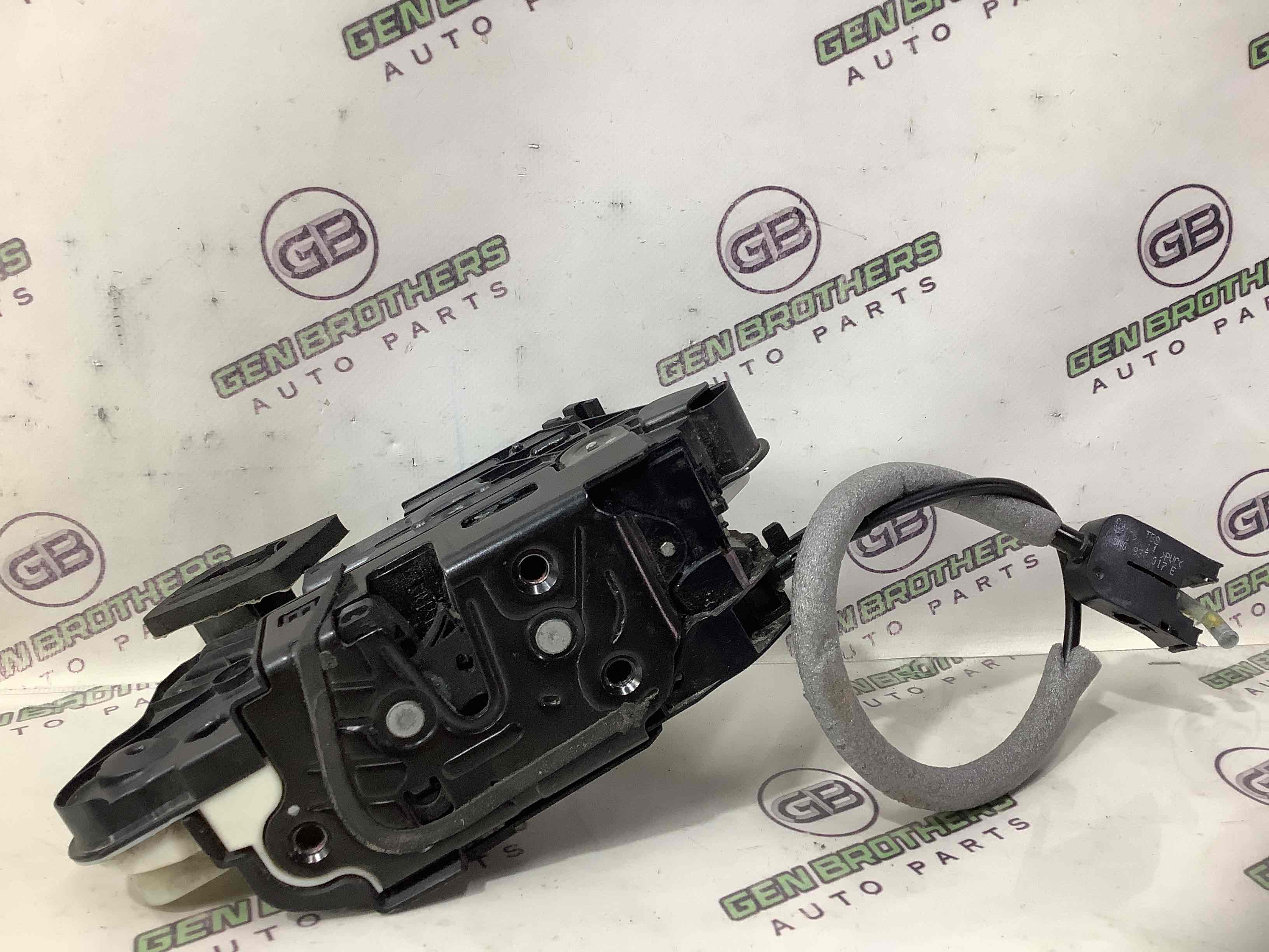 Замок дверей передньої лівої