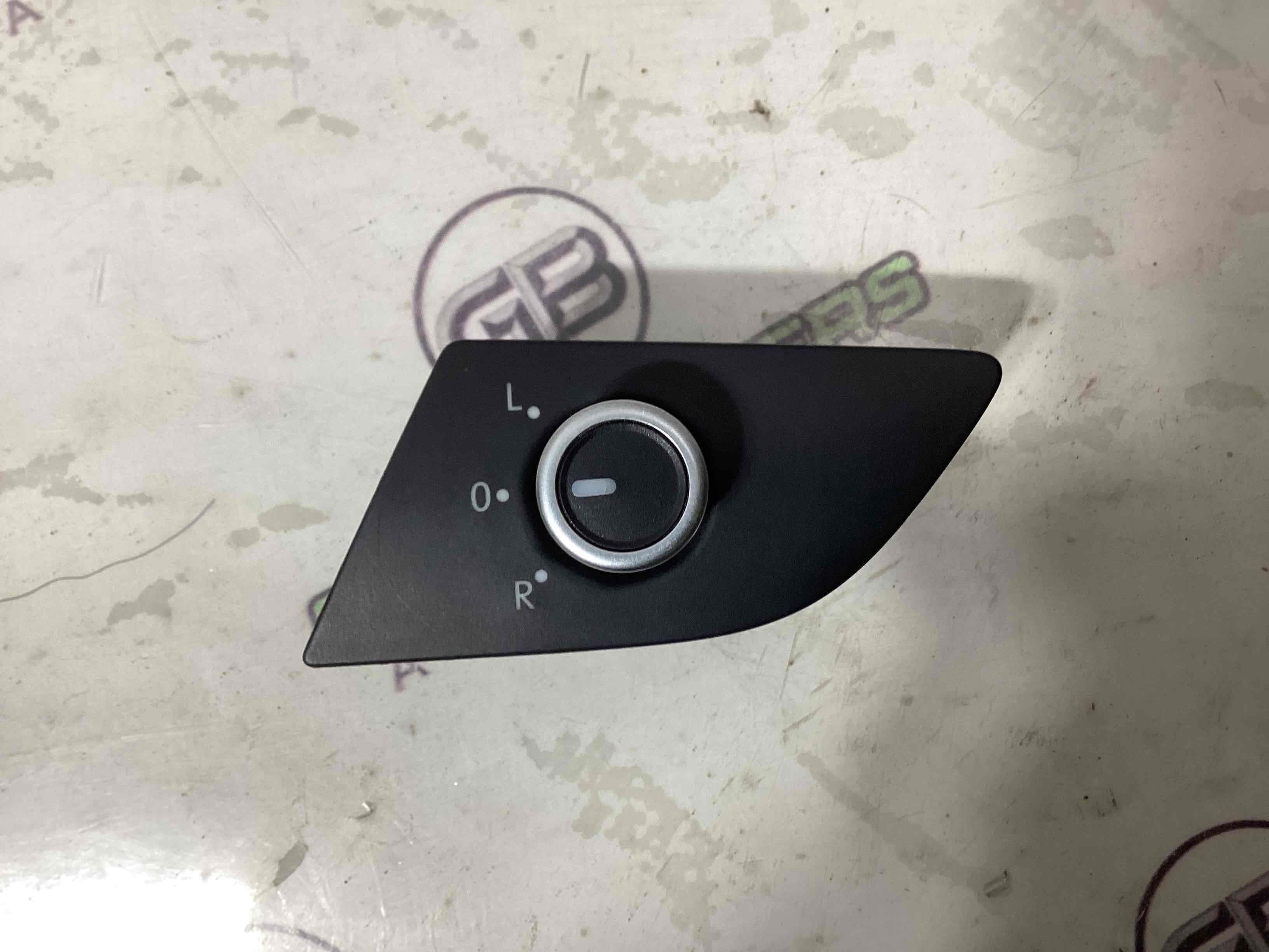 Кнопка регулювання дзеркал