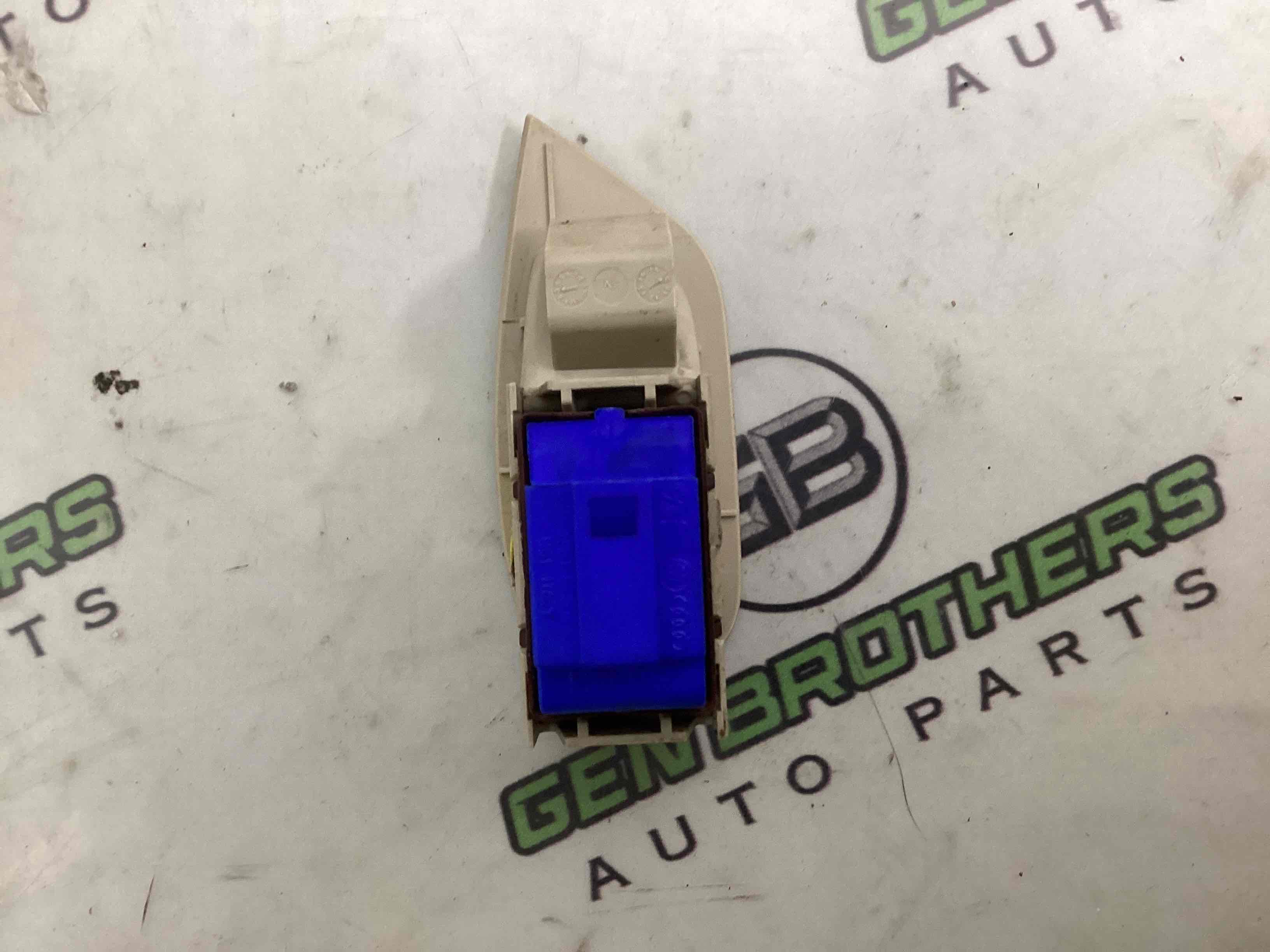 Кнопка відкриття багажника