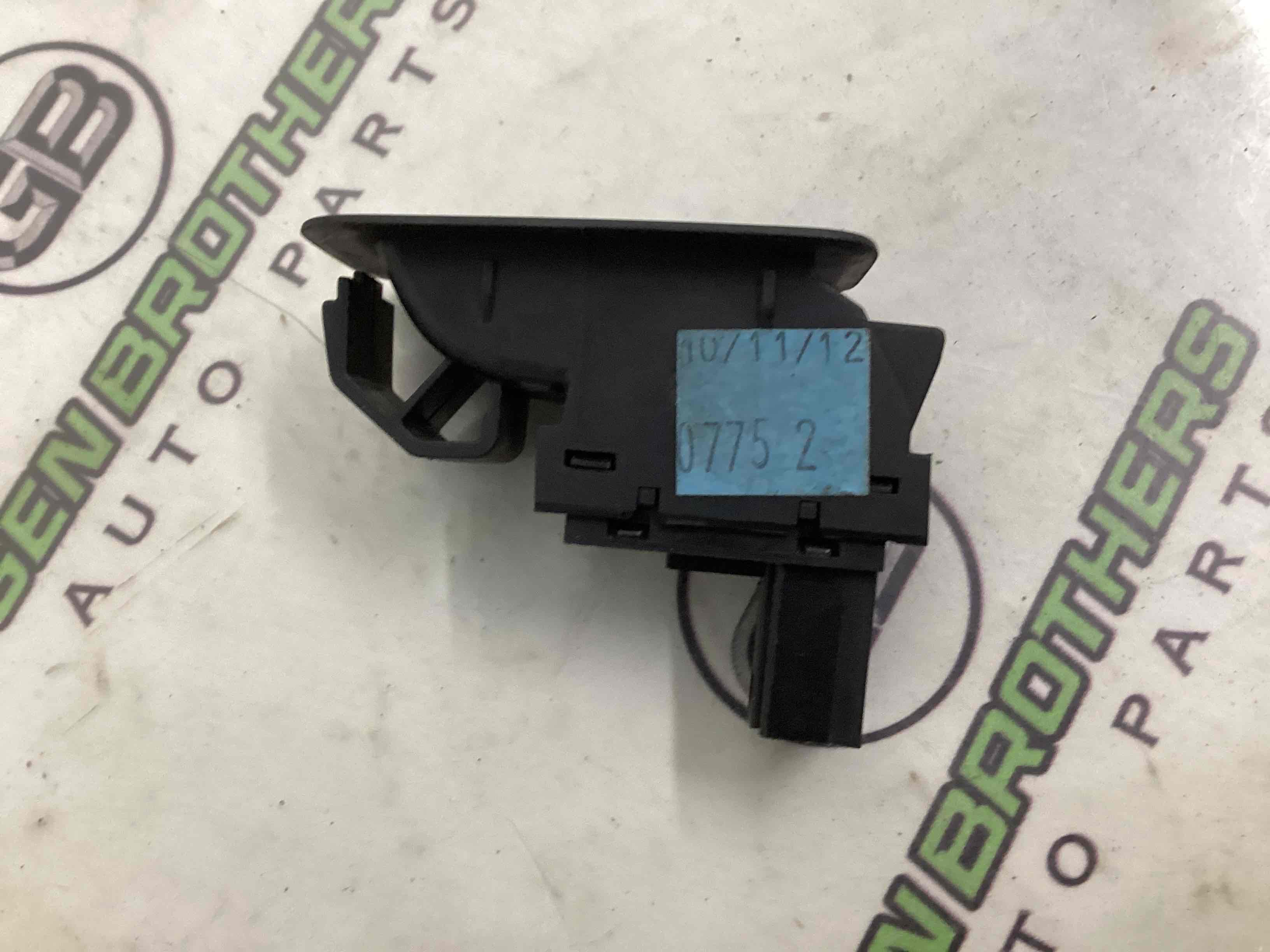 Кнопки керування склопідйомниками