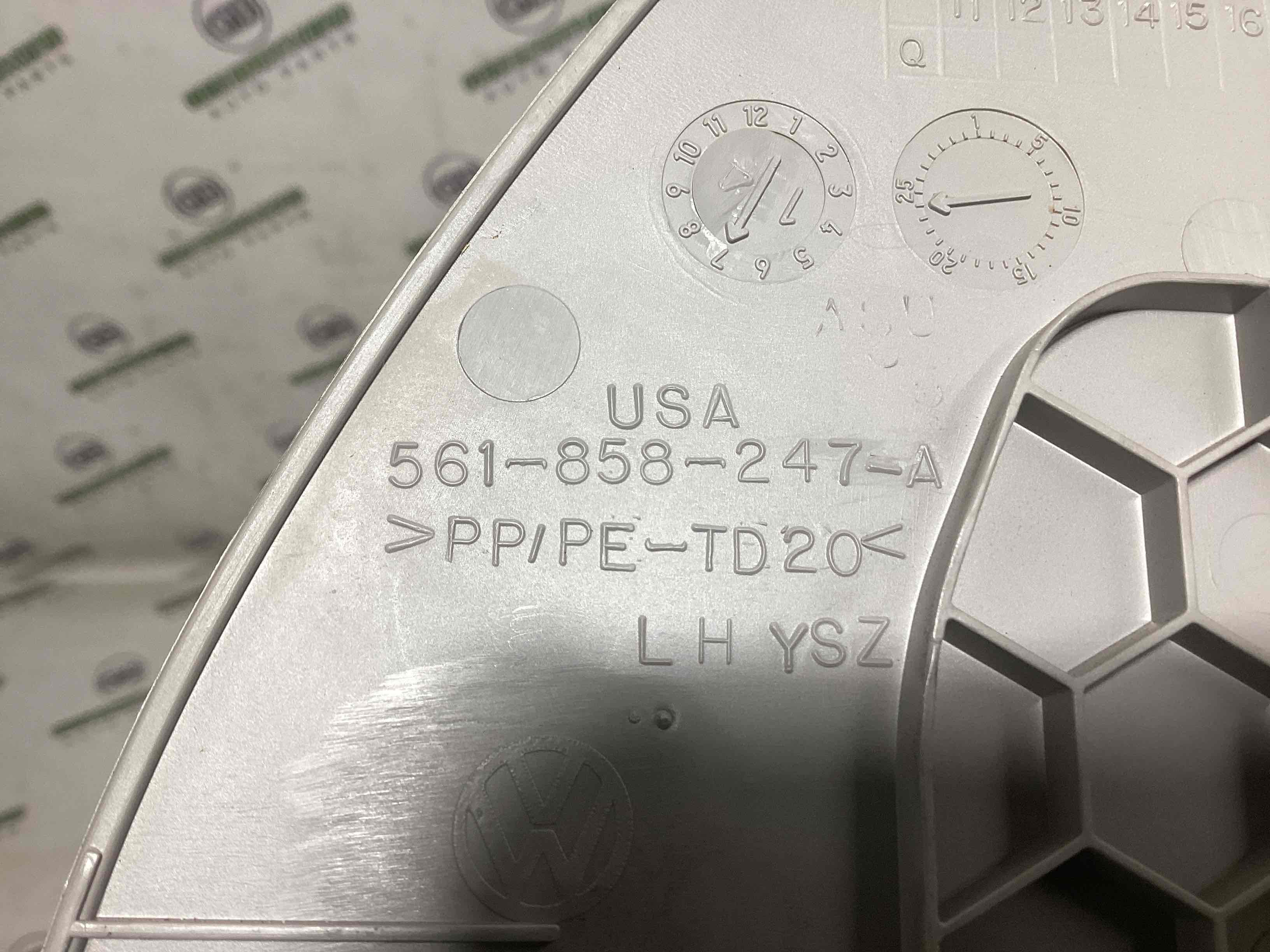 Обшивка панелі приладів торпедо