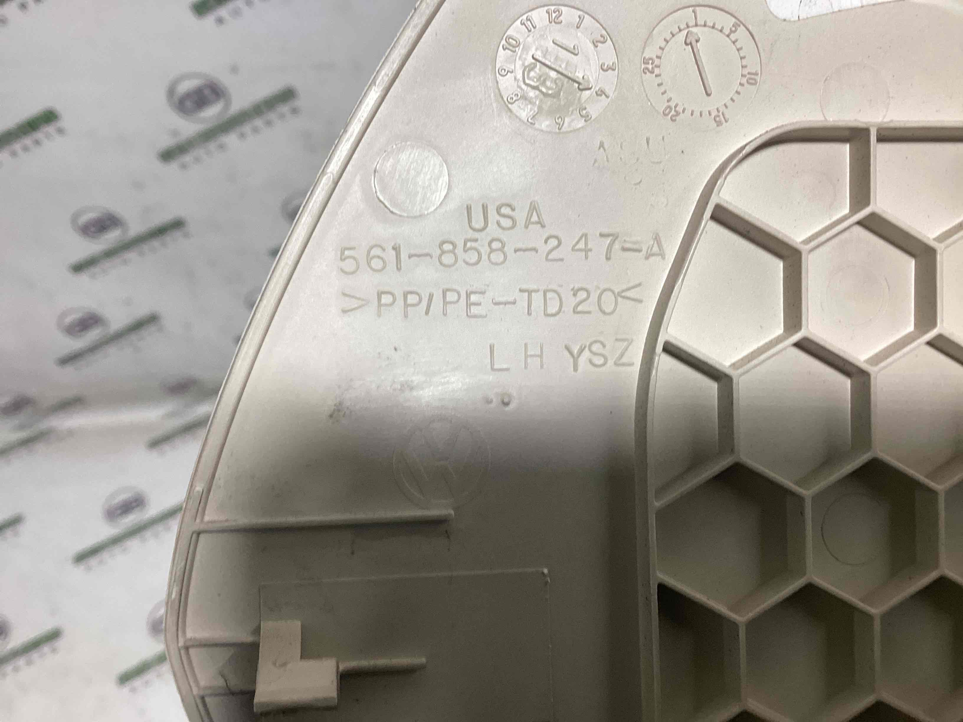 Обшивка панелі приладів торпедо