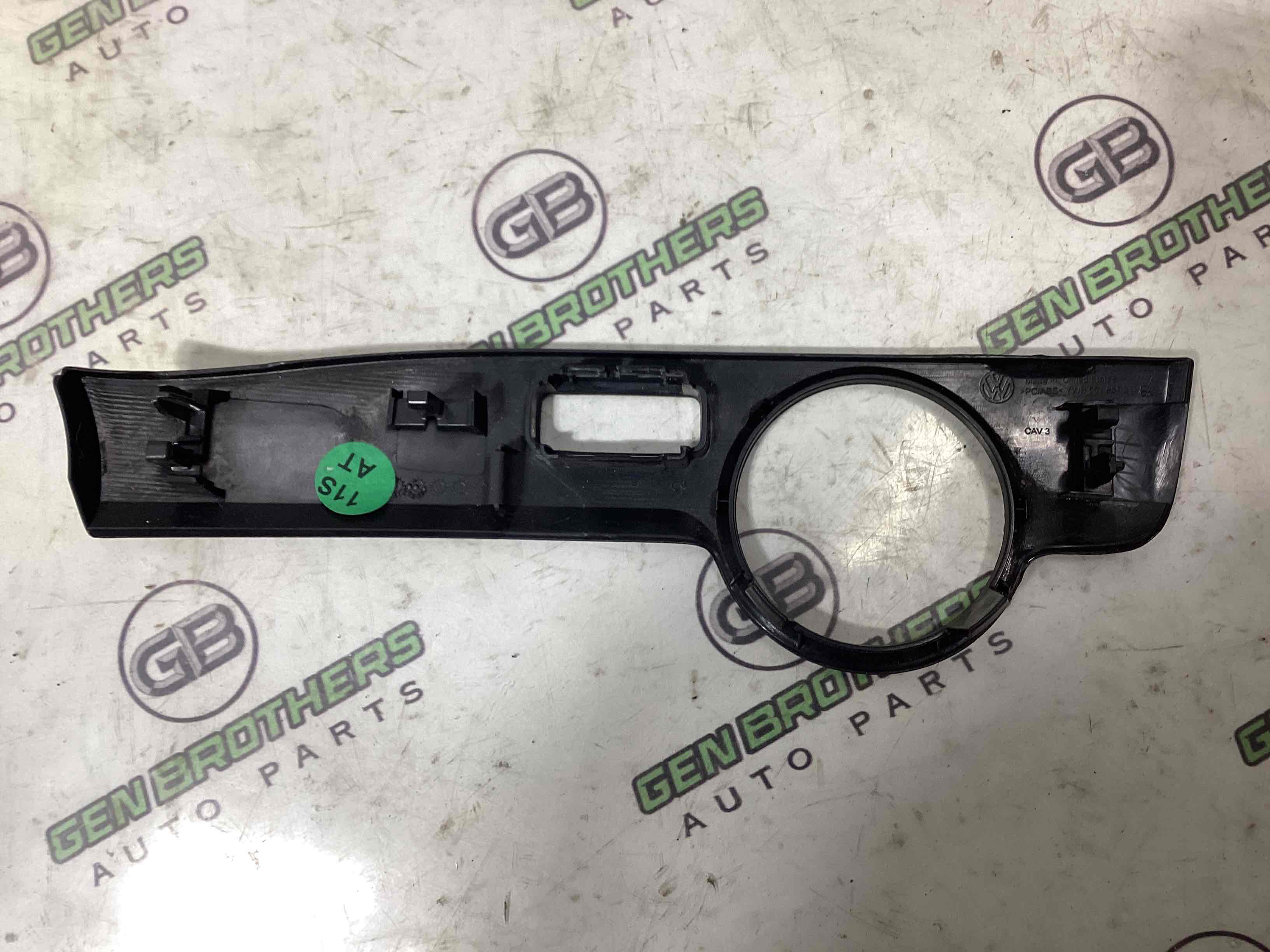 Обшивка панелі приладів торпедо