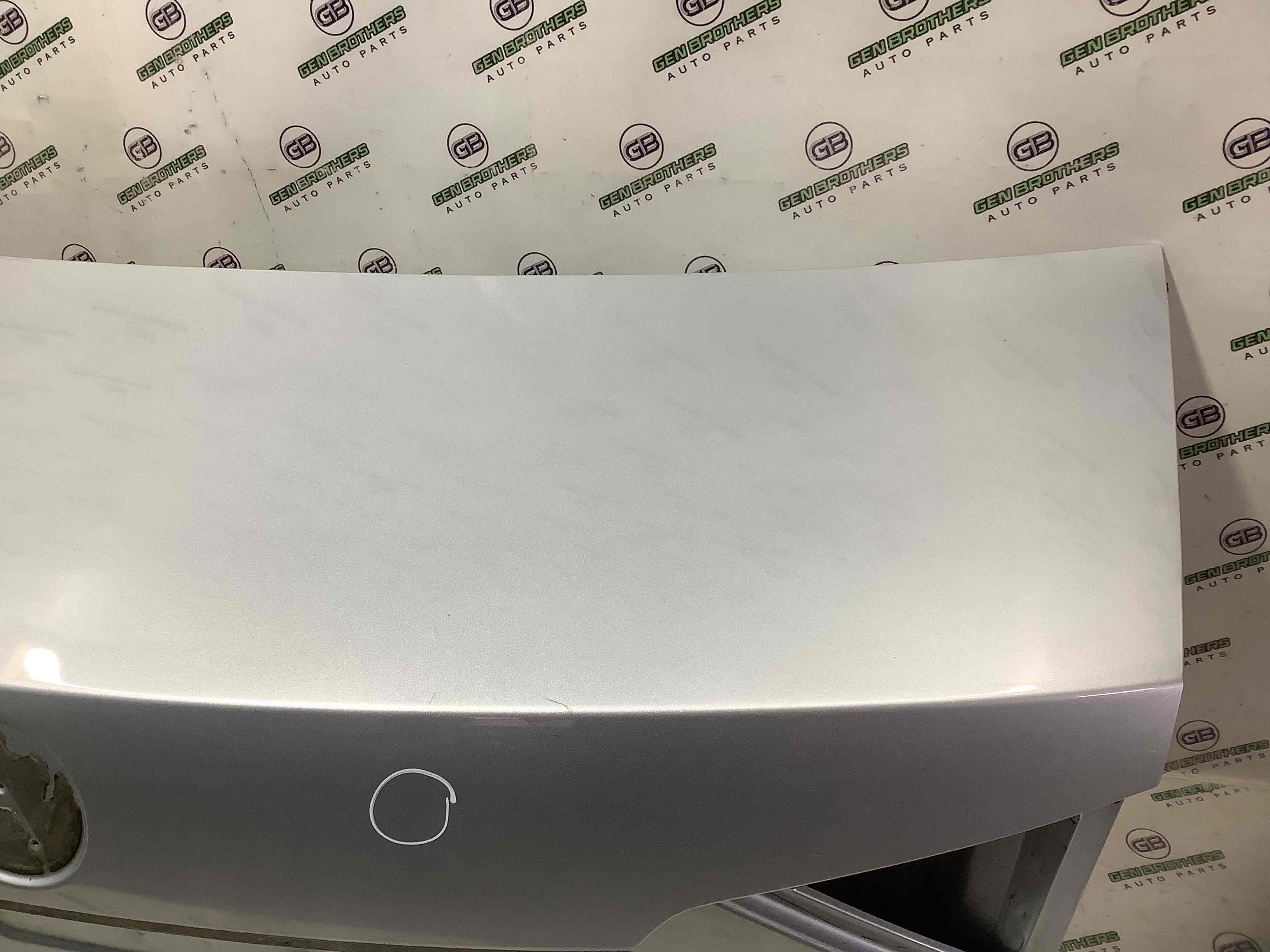 Кришка багажника, двері багажника