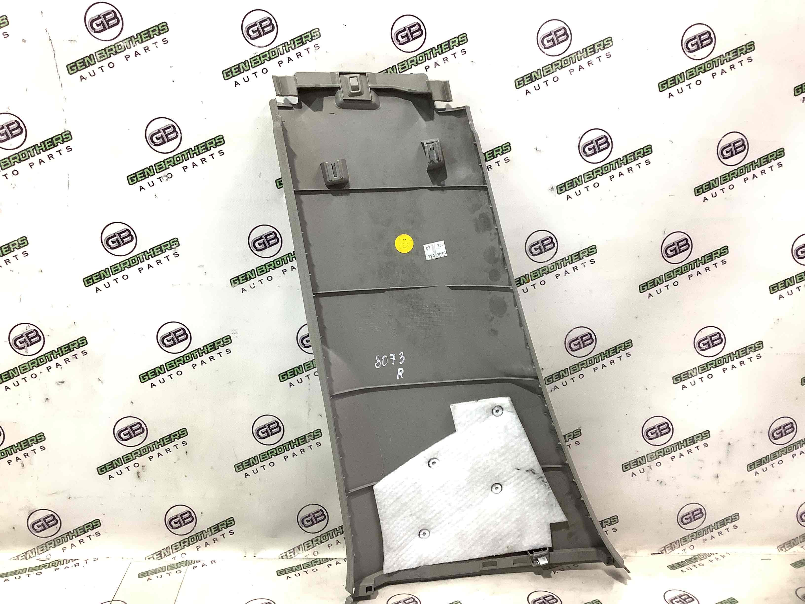 Обшивка центральної стійки права