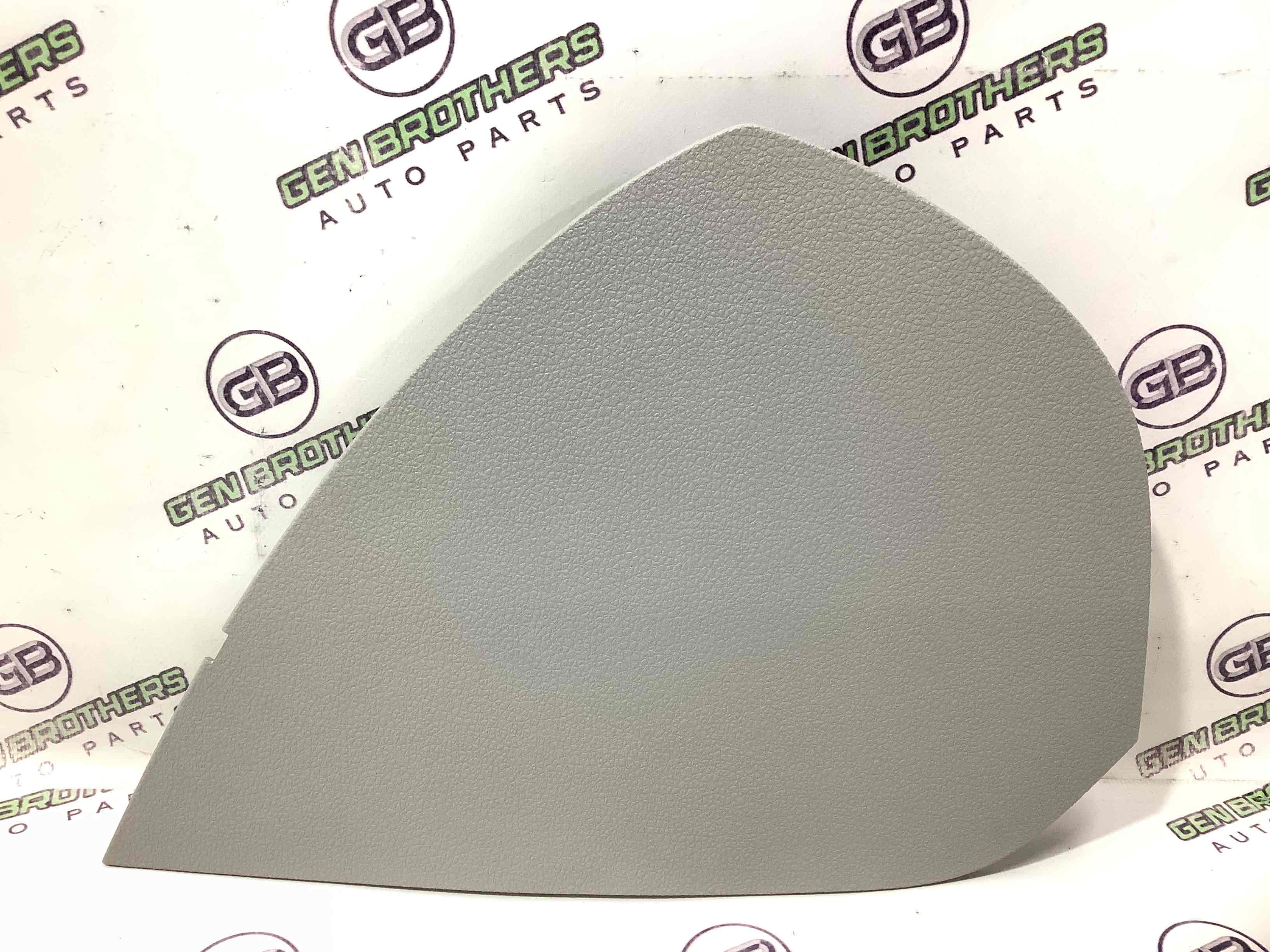 Обшивка панелі приладів торпедо