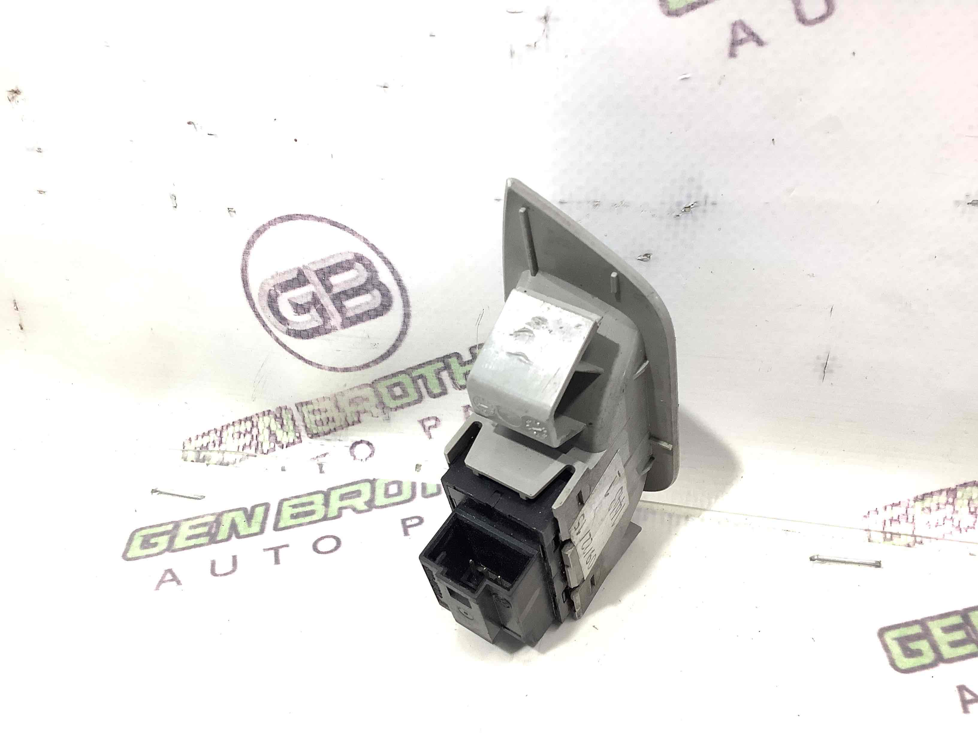 Кнопка відкриття багажника