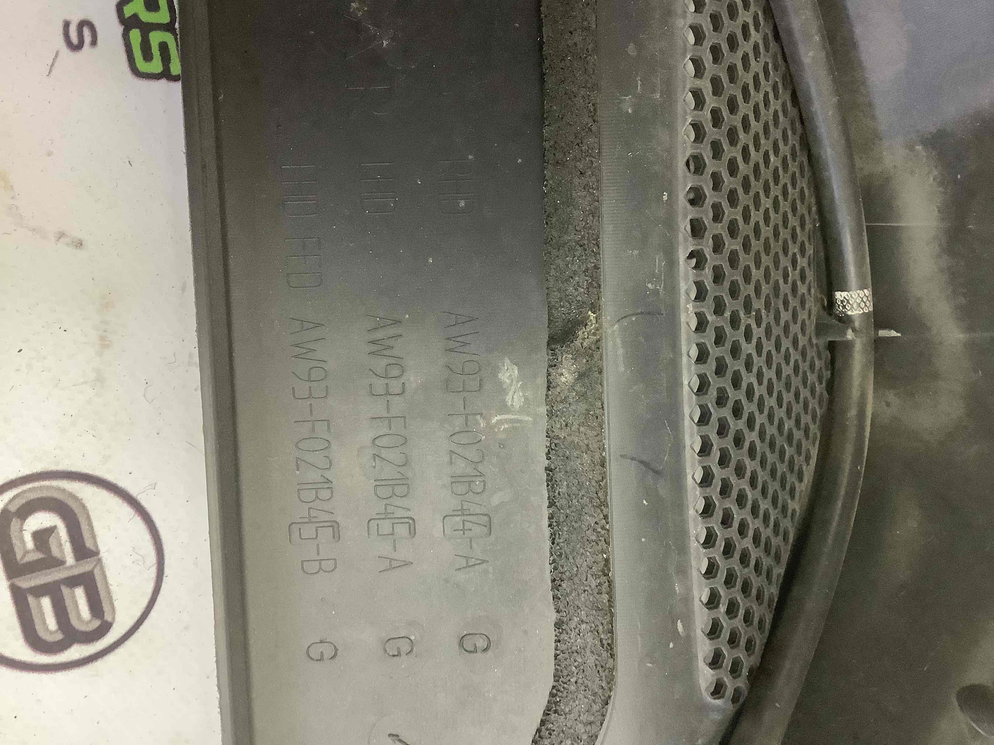 Жабо трапеції двірників, кріплення жабо