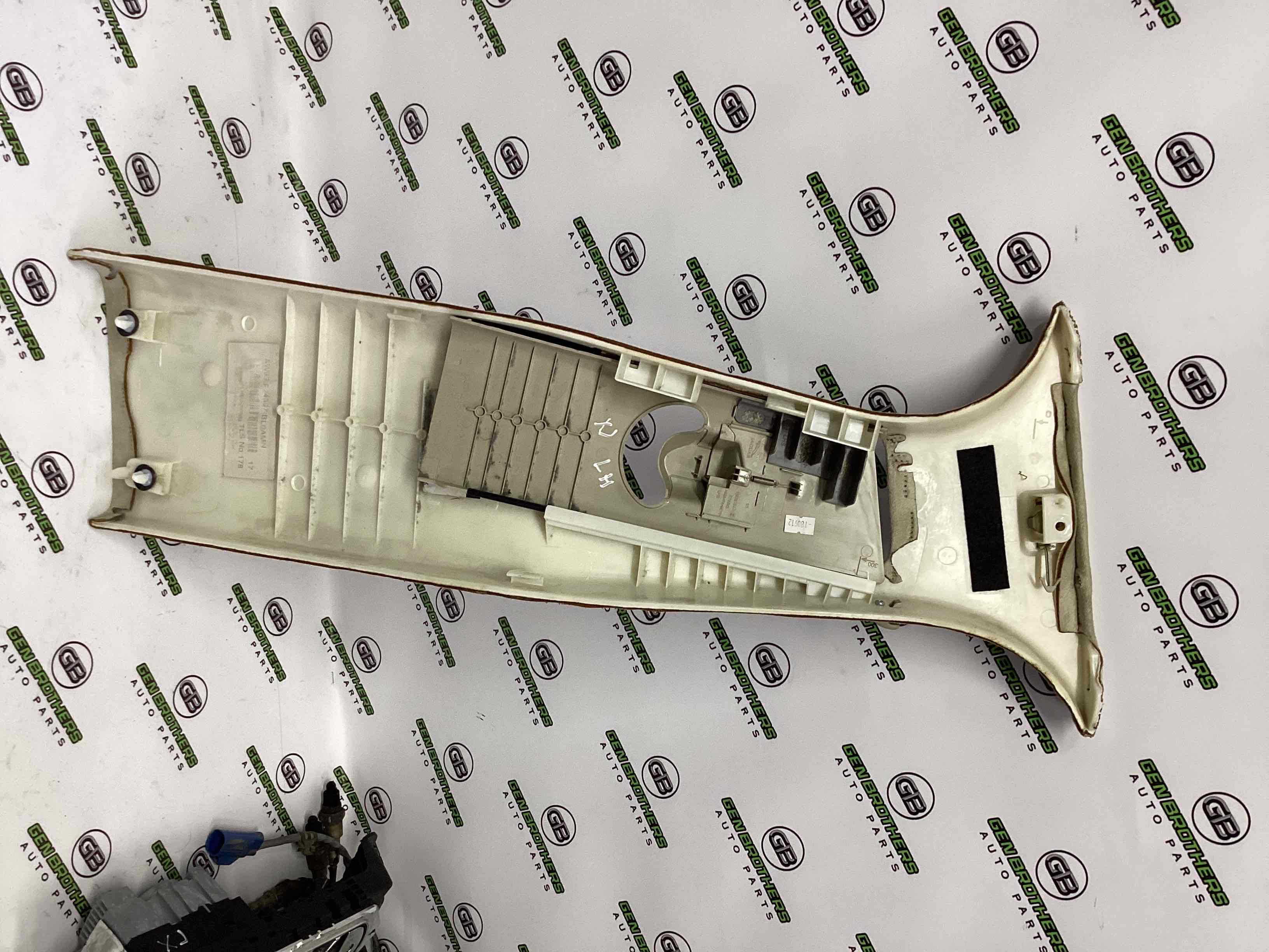 Обшивка передньої стійки ліва