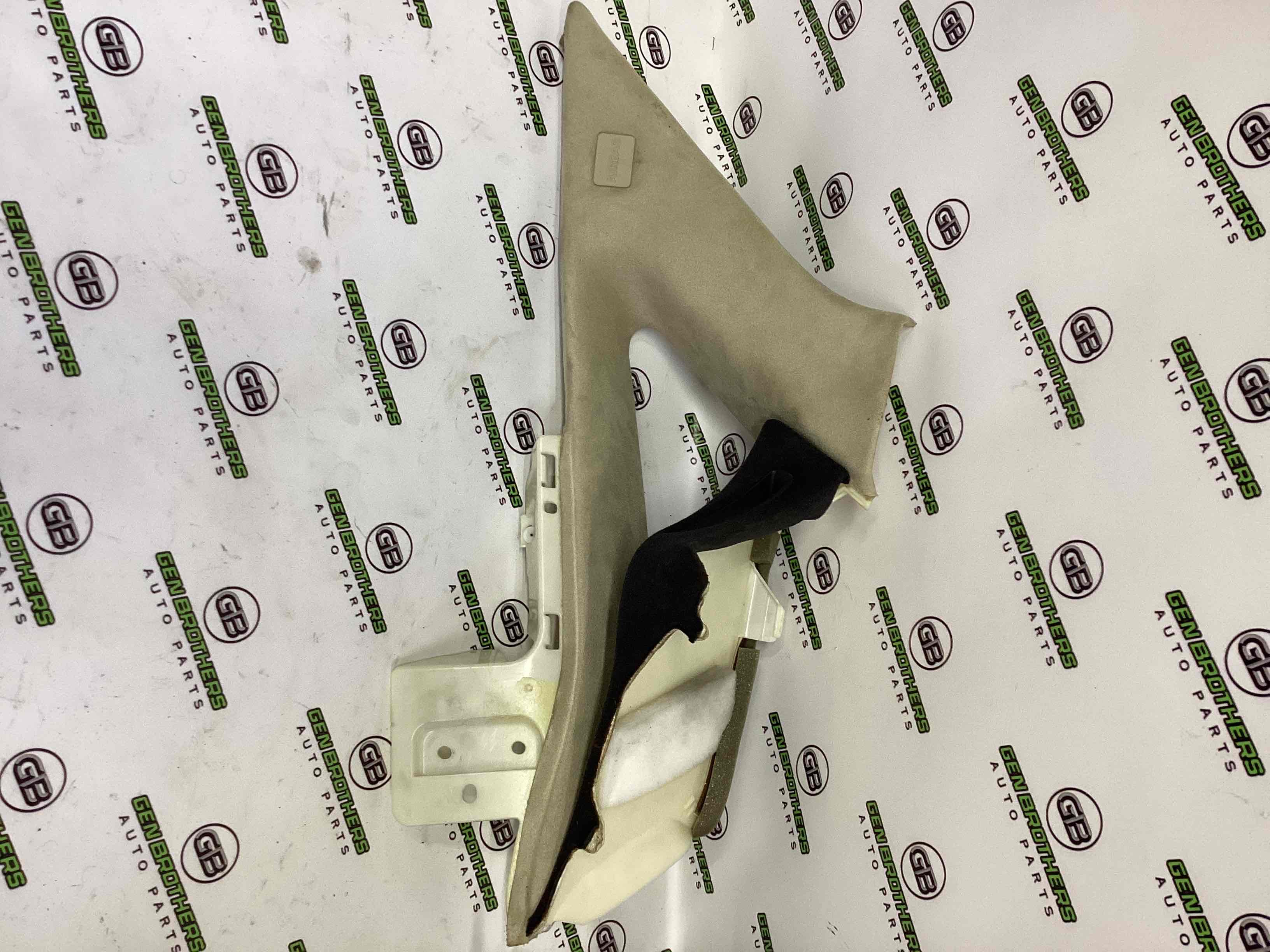 Обшивка передньої стійки ліва