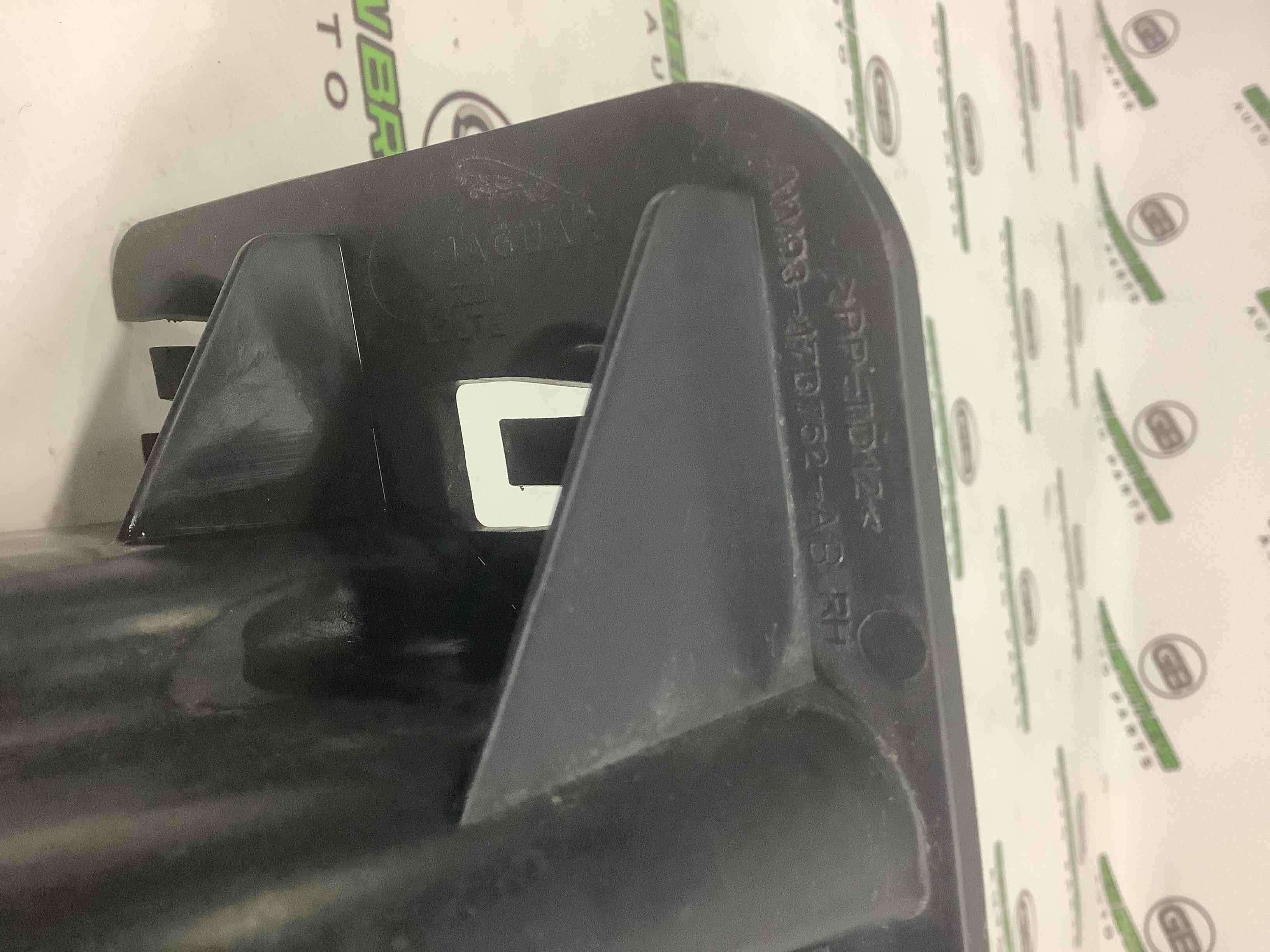 Кріплення заднього бампера праве