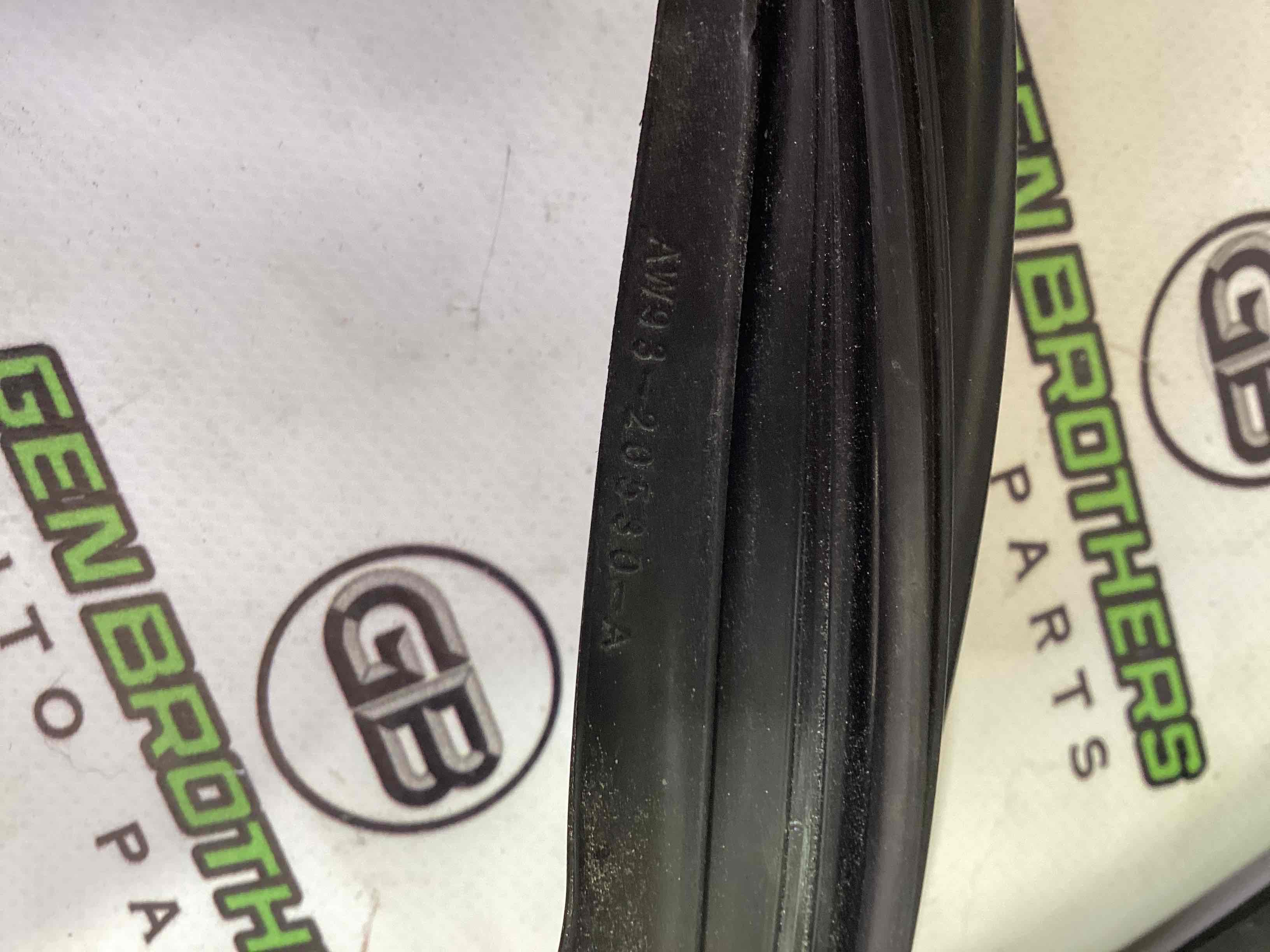 Ущільнювач скла, двері