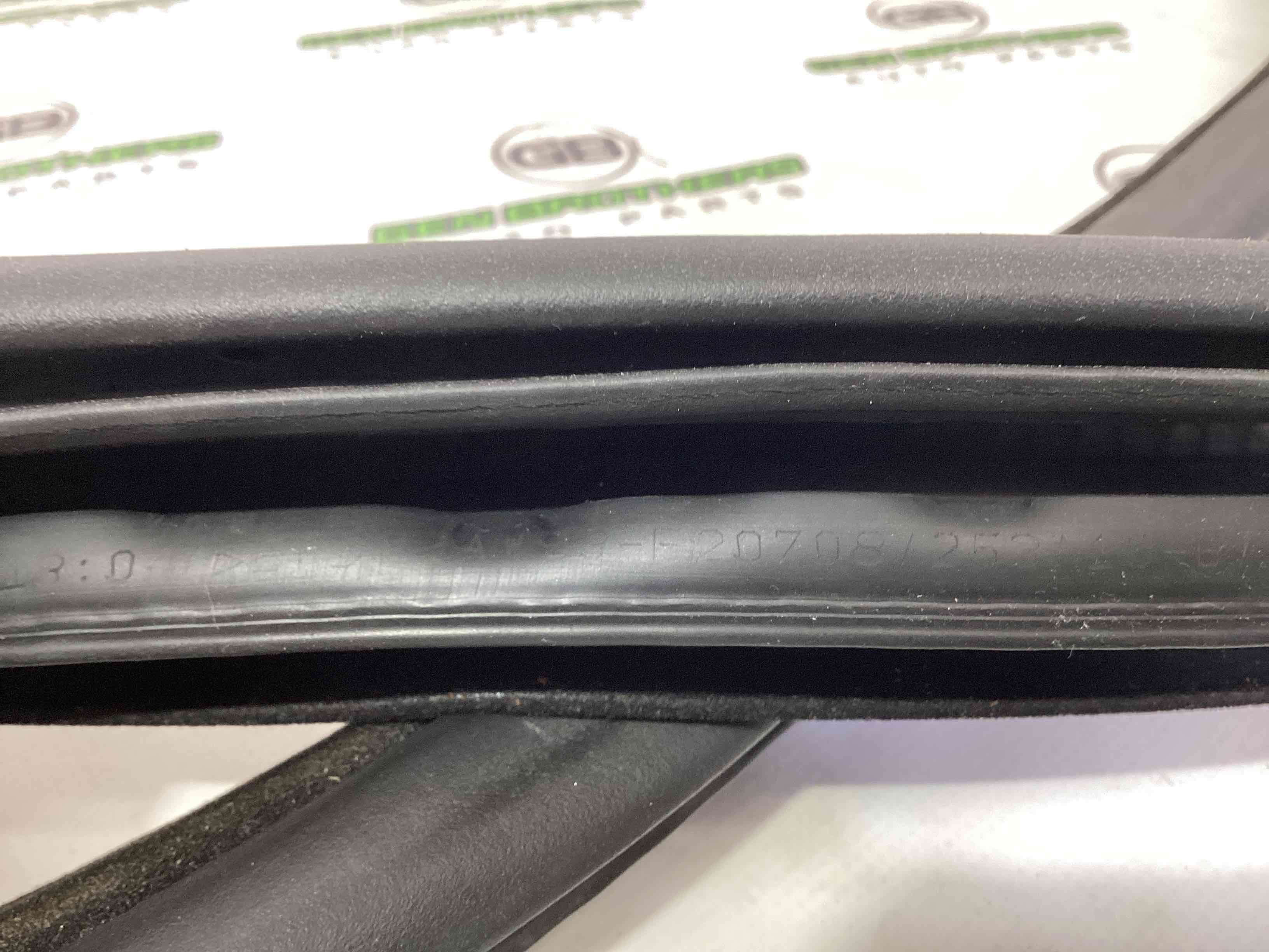 Ущільнювач скла, двері