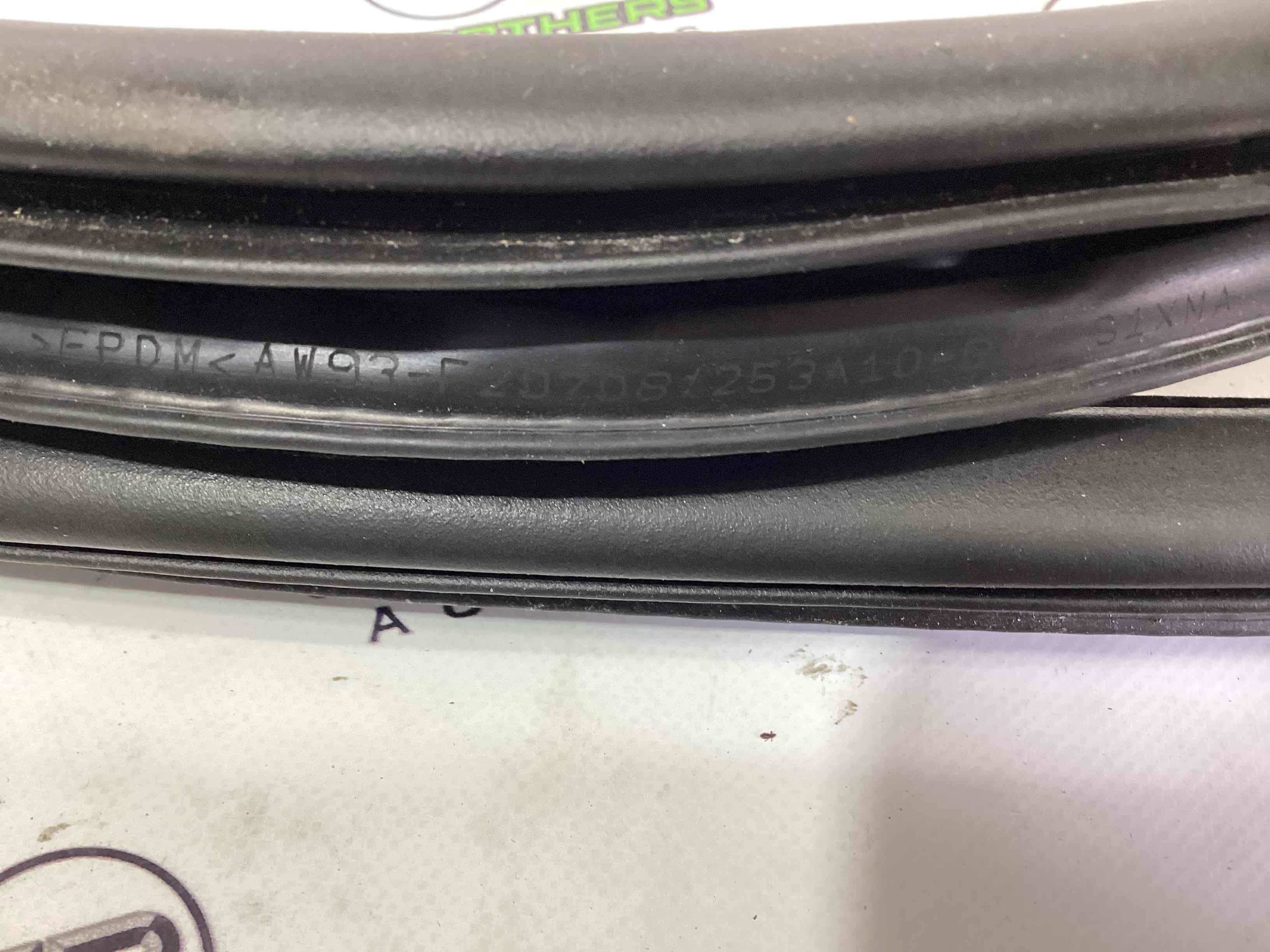 Ущільнювач скла, двері