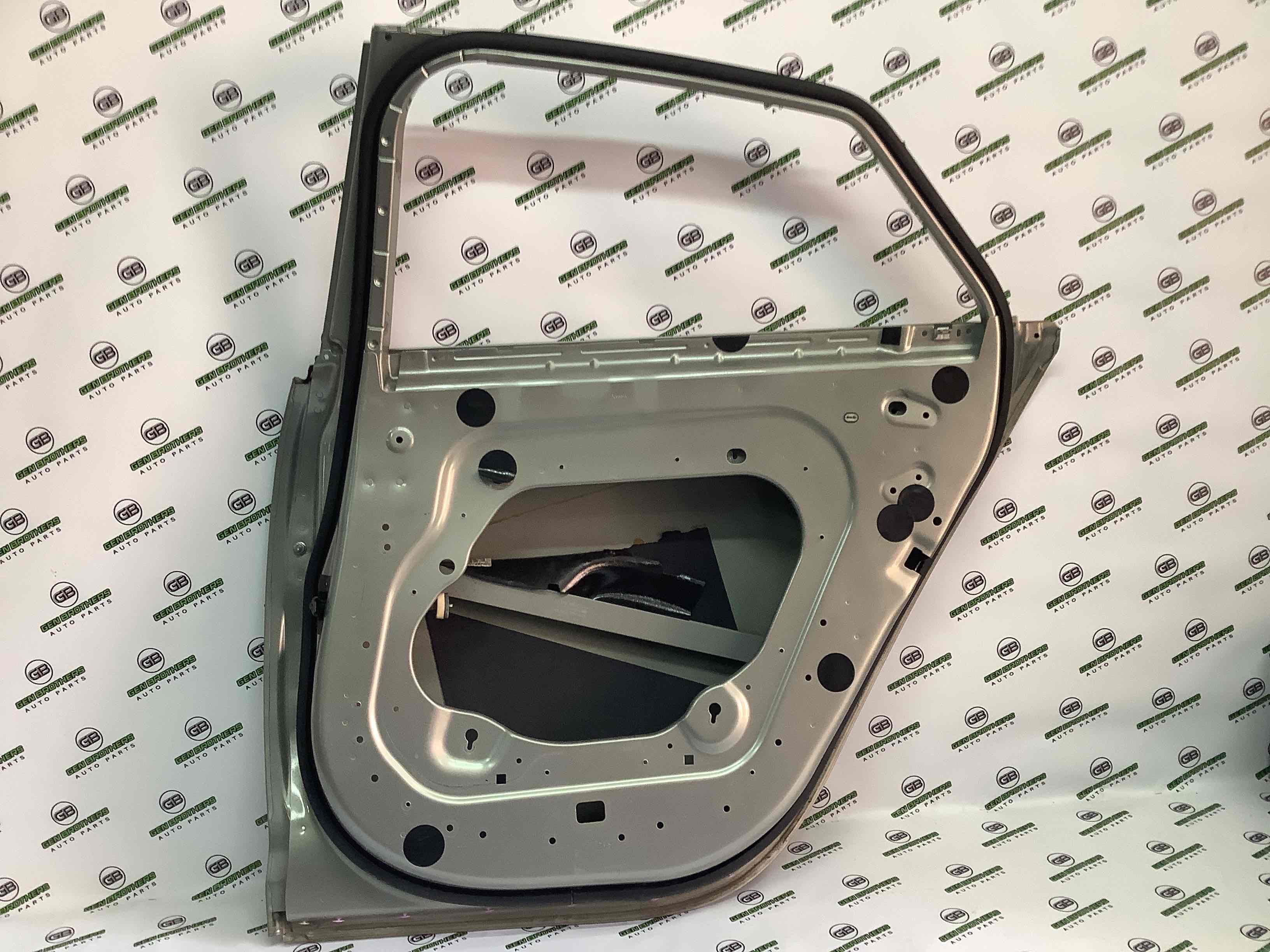 Двері задні права