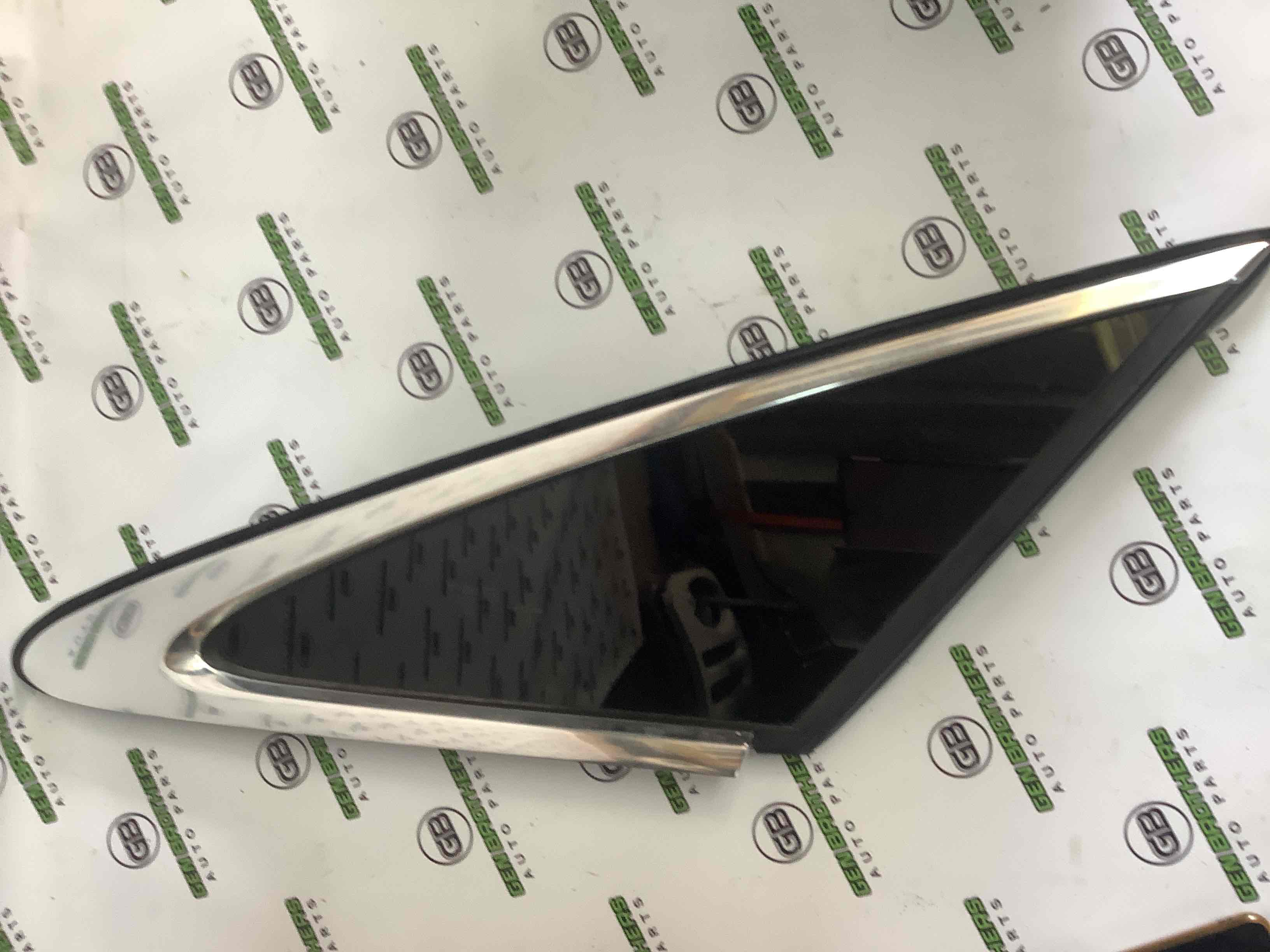 Скло кузовне бічне праве