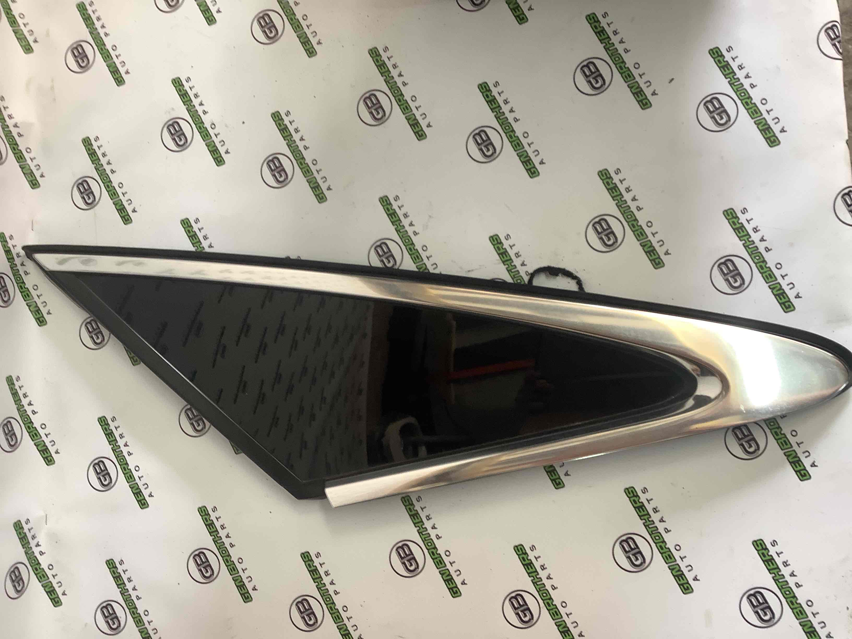 Скло кузовне бічне ліве