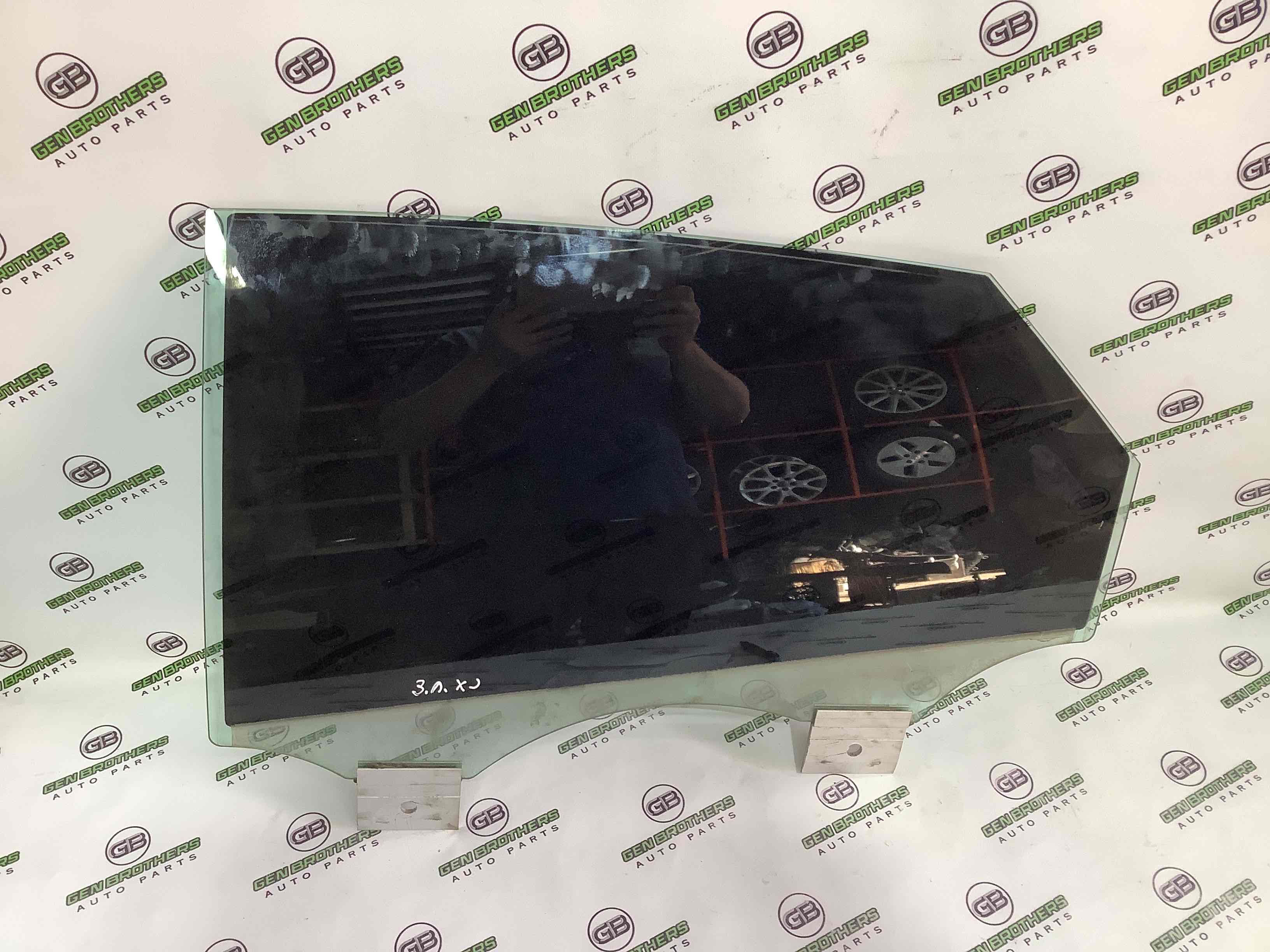 Скло заднє ліве