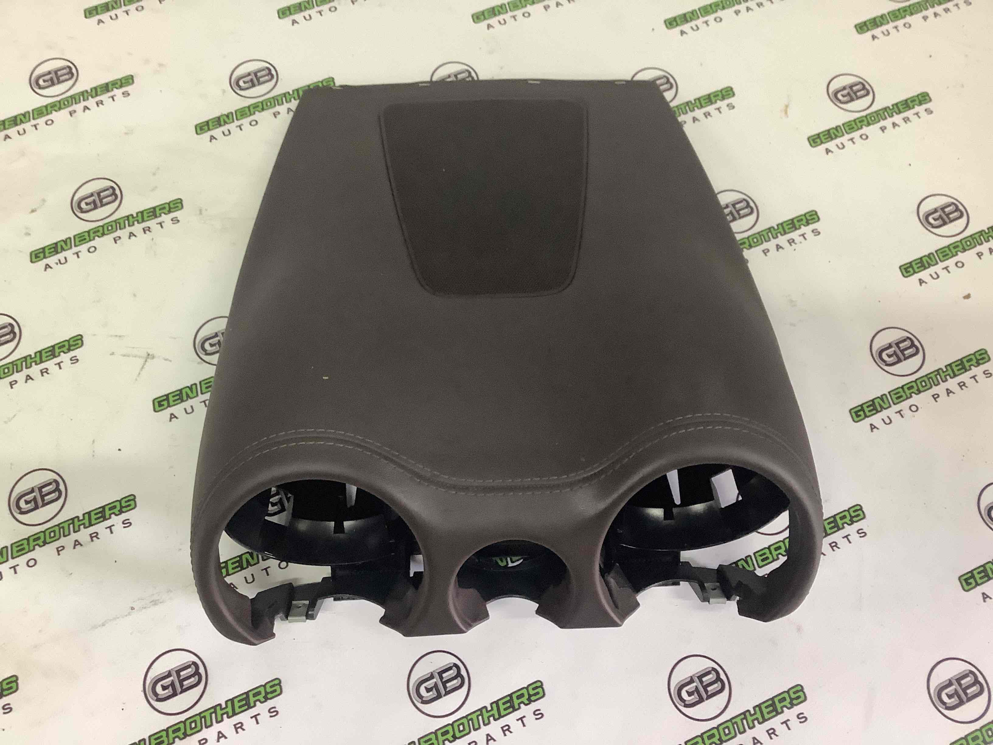 Обшивка панелі приладів торпедо