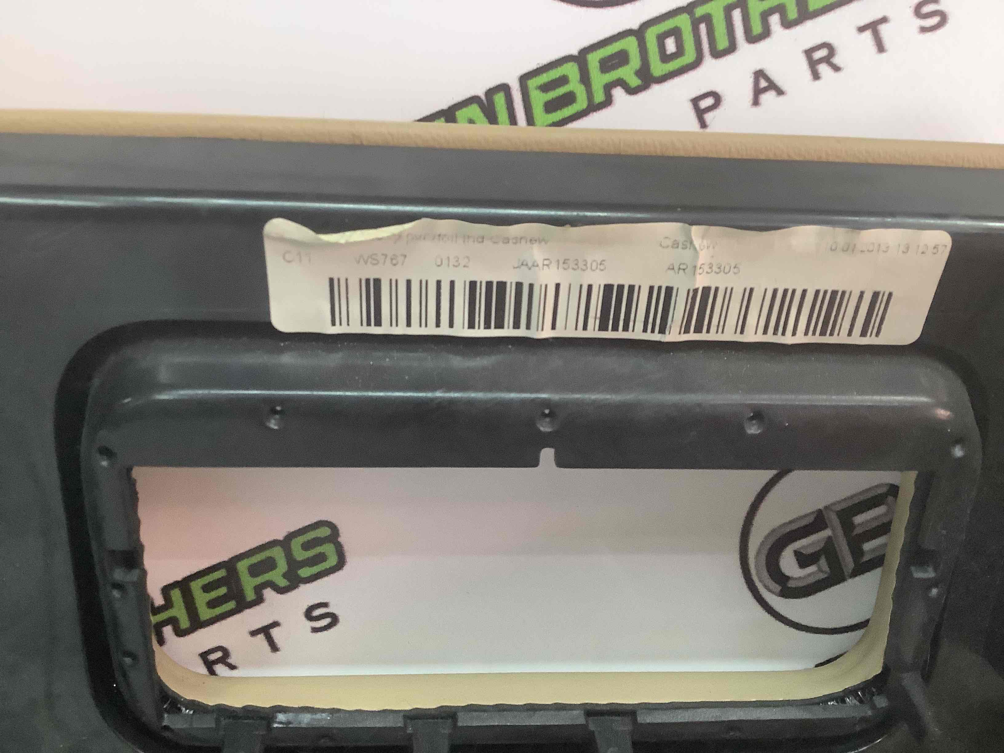 Обшивка панелі приладів торпедо