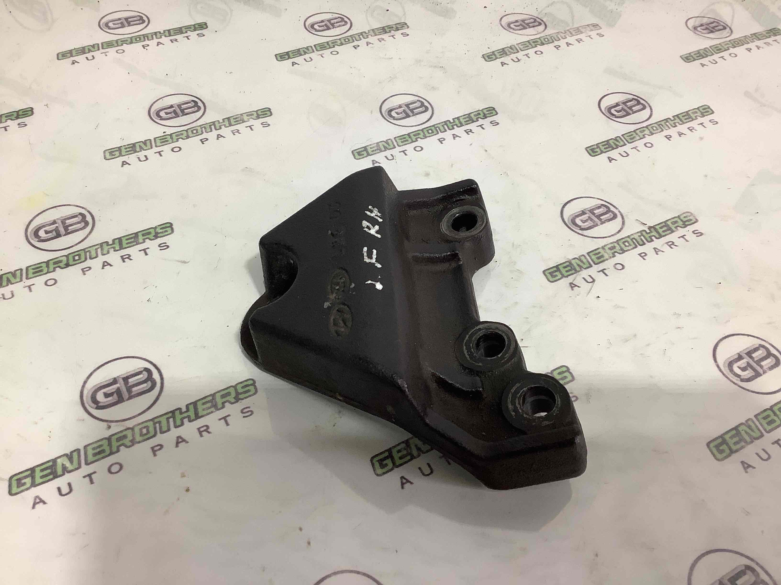 Кронштейн двигуна